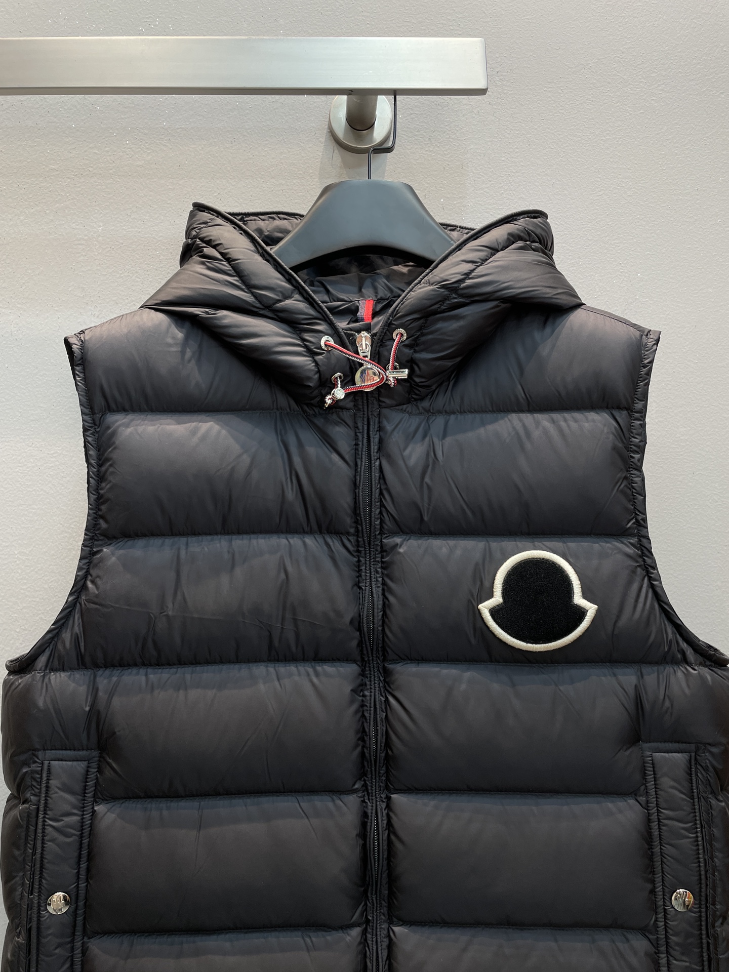 新款🌟出货啦📢 Moncle*秋冬经典Vanoise系列男款连帽羽绒马甲，连帽轻便设计！修身轻薄款！胸前