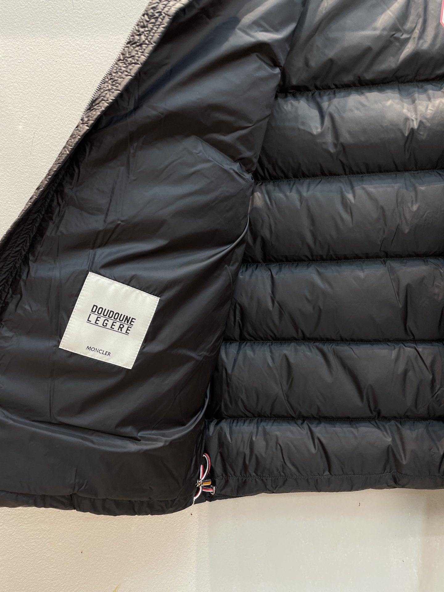 新款🌟出货啦📢 Moncle*秋冬经典Vanoise系列男款连帽羽绒马甲，连帽轻便设计！修身轻薄款！胸前