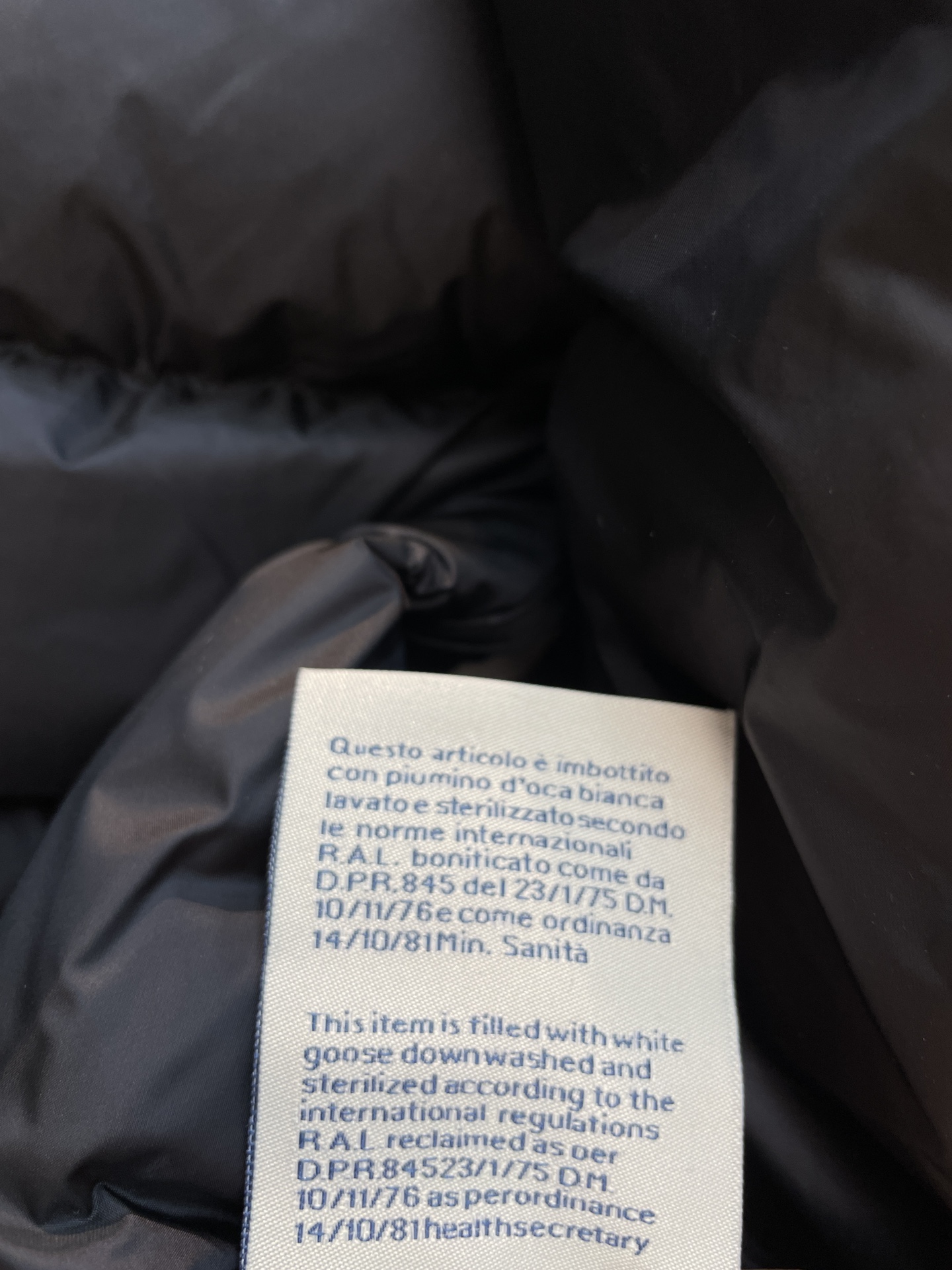 新款🌟出货啦📢 Moncle*秋冬经典Vanoise系列男款连帽羽绒马甲，连帽轻便设计！修身轻薄款！胸前