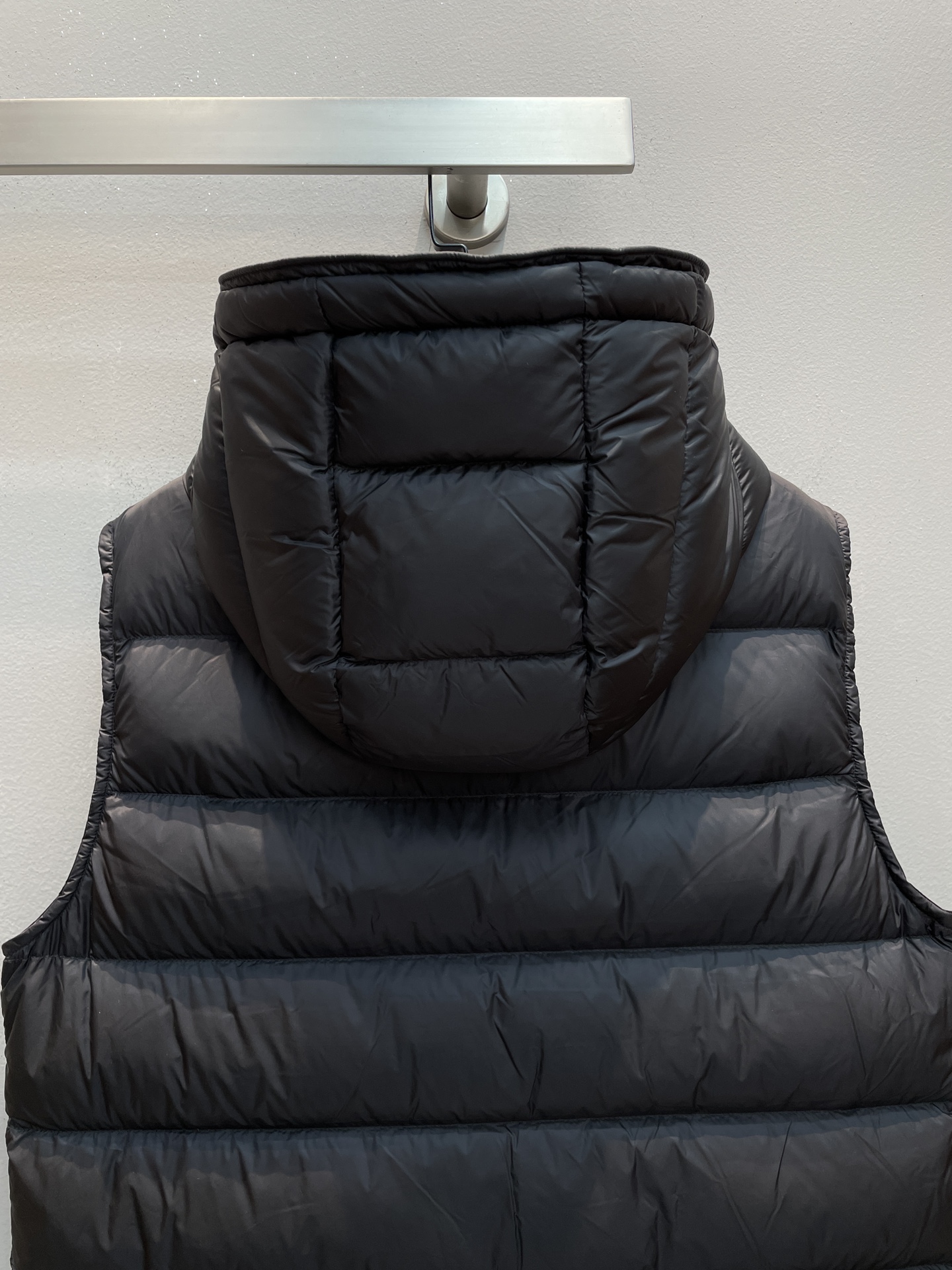 新款🌟出货啦📢 Moncle*秋冬经典Vanoise系列男款连帽羽绒马甲，连帽轻便设计！修身轻薄款！胸前