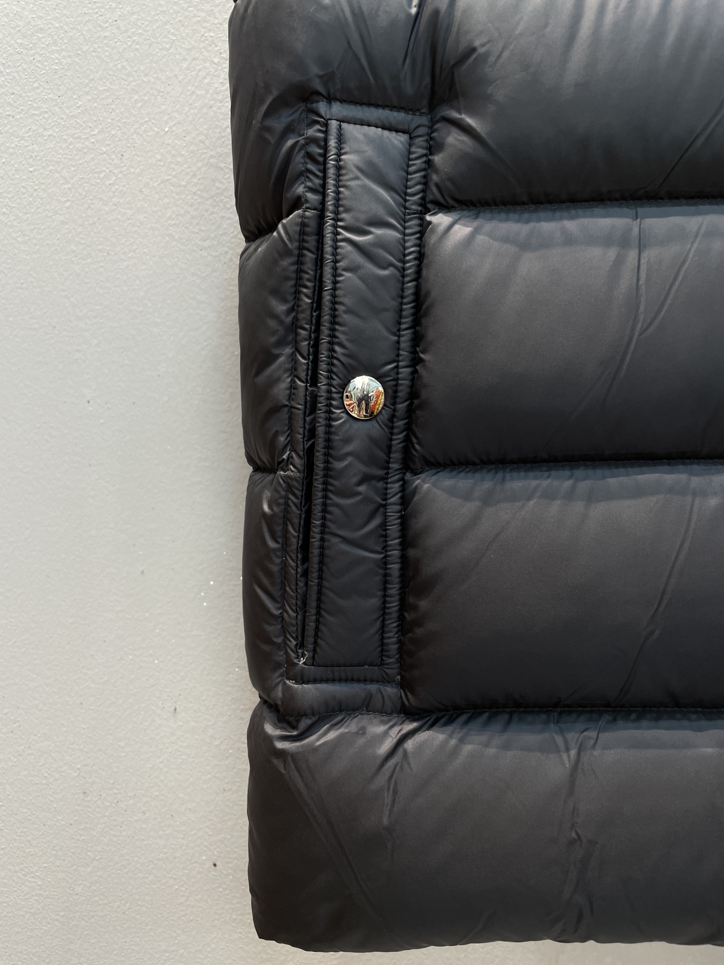 新款🌟出货啦📢 Moncle*秋冬经典Vanoise系列男款连帽羽绒马甲，连帽轻便设计！修身轻薄款！胸前