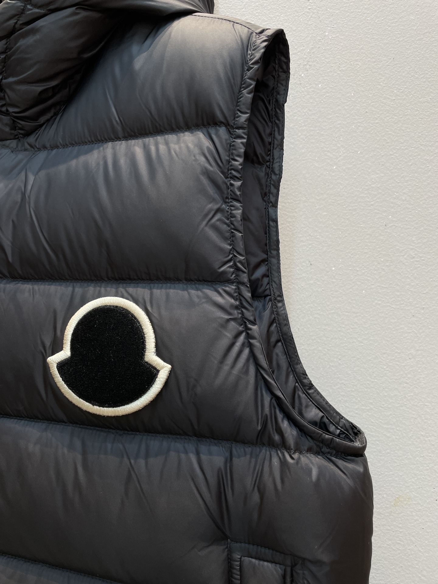 新款🌟出货啦📢 Moncle*秋冬经典Vanoise系列男款连帽羽绒马甲，连帽轻便设计！修身轻薄款！胸前