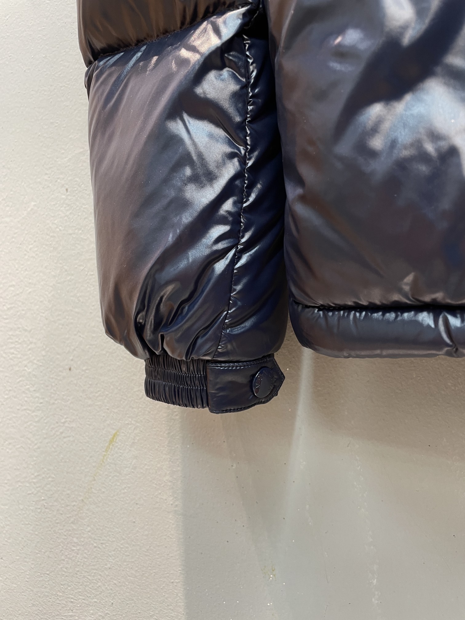 新款🌟出货啦📢 Moncle*秋冬经典 Montbeliard系列男款羽绒服，连帽轻便设计！门襟采用双拉