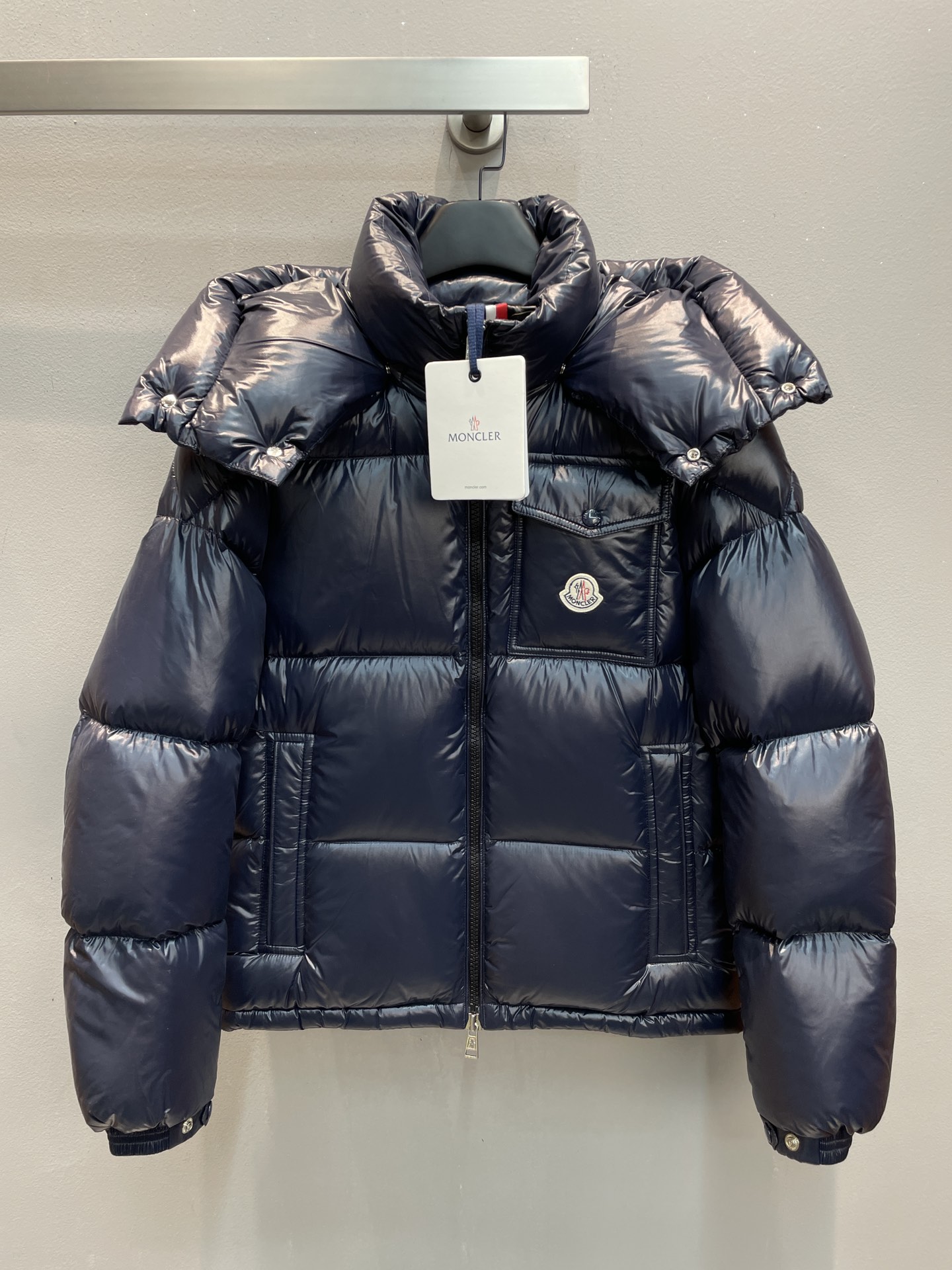 NO:489731,New models with dust bags are shipped. Moncle* autumn and winter classic Montbeliard series men's down jacket, hooded and lightweight design!  The placket adopts a double zipper design, and the top 90 white gooseberry is the top 90 white gooseberry. You can tell whether the velvet is good or bad by looking at the fullness and resilience. What you see in real shots are what you see. Please be sure to buy the highest version!  All washings have NFC recognition and scanning codes!  Black Dark Blue 0-1-2-3-4-5-6 Seven Sizes!  ,,down jacket,hats,alexander wang19860909配防尘袋新款出货啦Moncle*秋冬经典 Montbeliard系列男款羽绒服,连帽轻便设计！门襟采用双拉链设计,充绒是最顶级的90白鹅绒,看饱满度和回弹性就知道绒的好坏,大货实拍所见即所得,保证最高版本请放心购买！水洗均有NFC识别扫码！黑色 深蓝 0-1-2-3-4-5-6七个码！,,down jacket,hats,alexander wang,Women's clothing