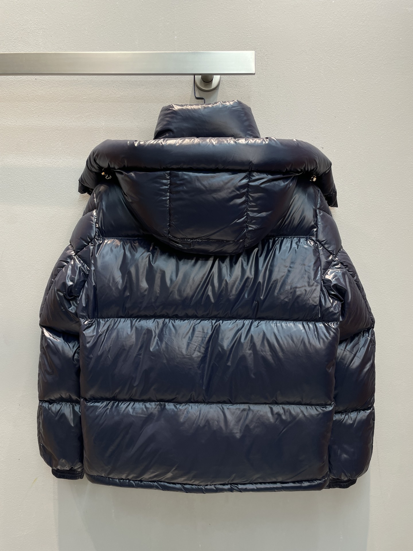 新款🌟出货啦📢 Moncle*秋冬经典 Montbeliard系列男款羽绒服，连帽轻便设计！门襟采用双拉