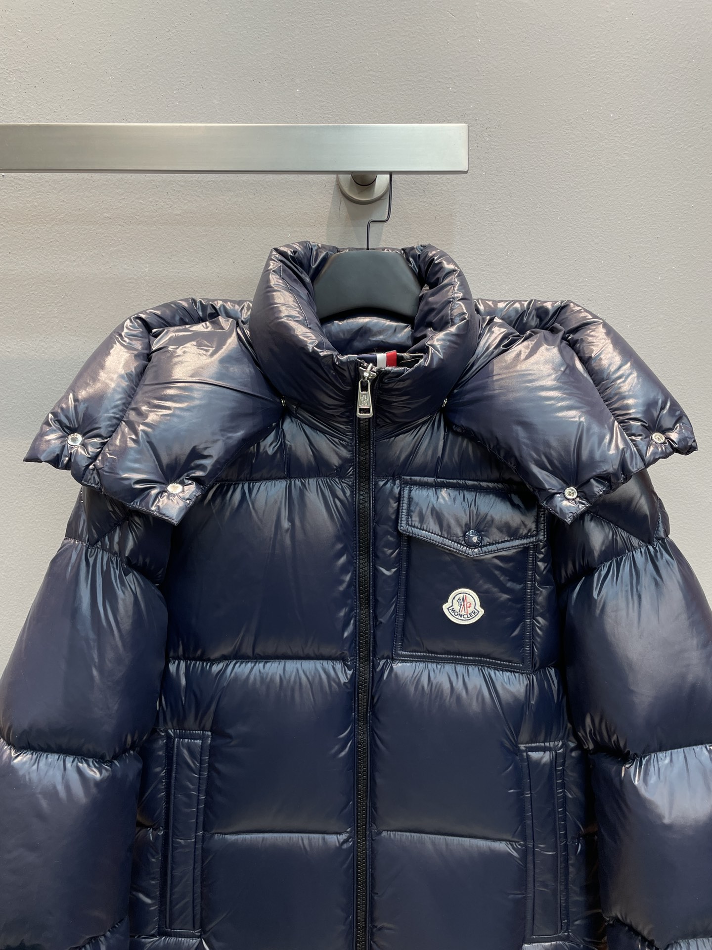 新款🌟出货啦📢 Moncle*秋冬经典 Montbeliard系列男款羽绒服，连帽轻便设计！门襟采用双拉