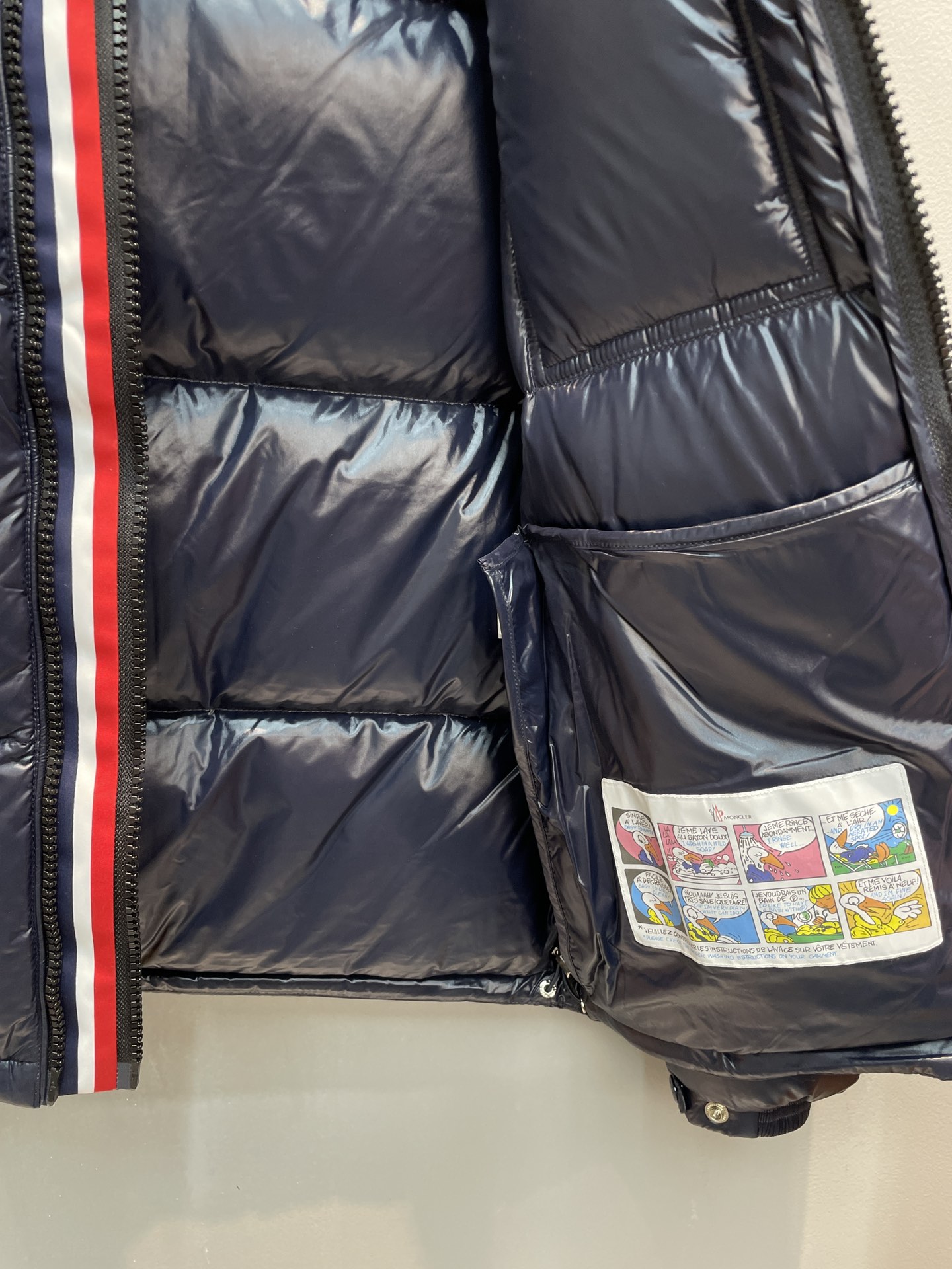 新款🌟出货啦📢 Moncle*秋冬经典 Montbeliard系列男款羽绒服，连帽轻便设计！门襟采用双拉