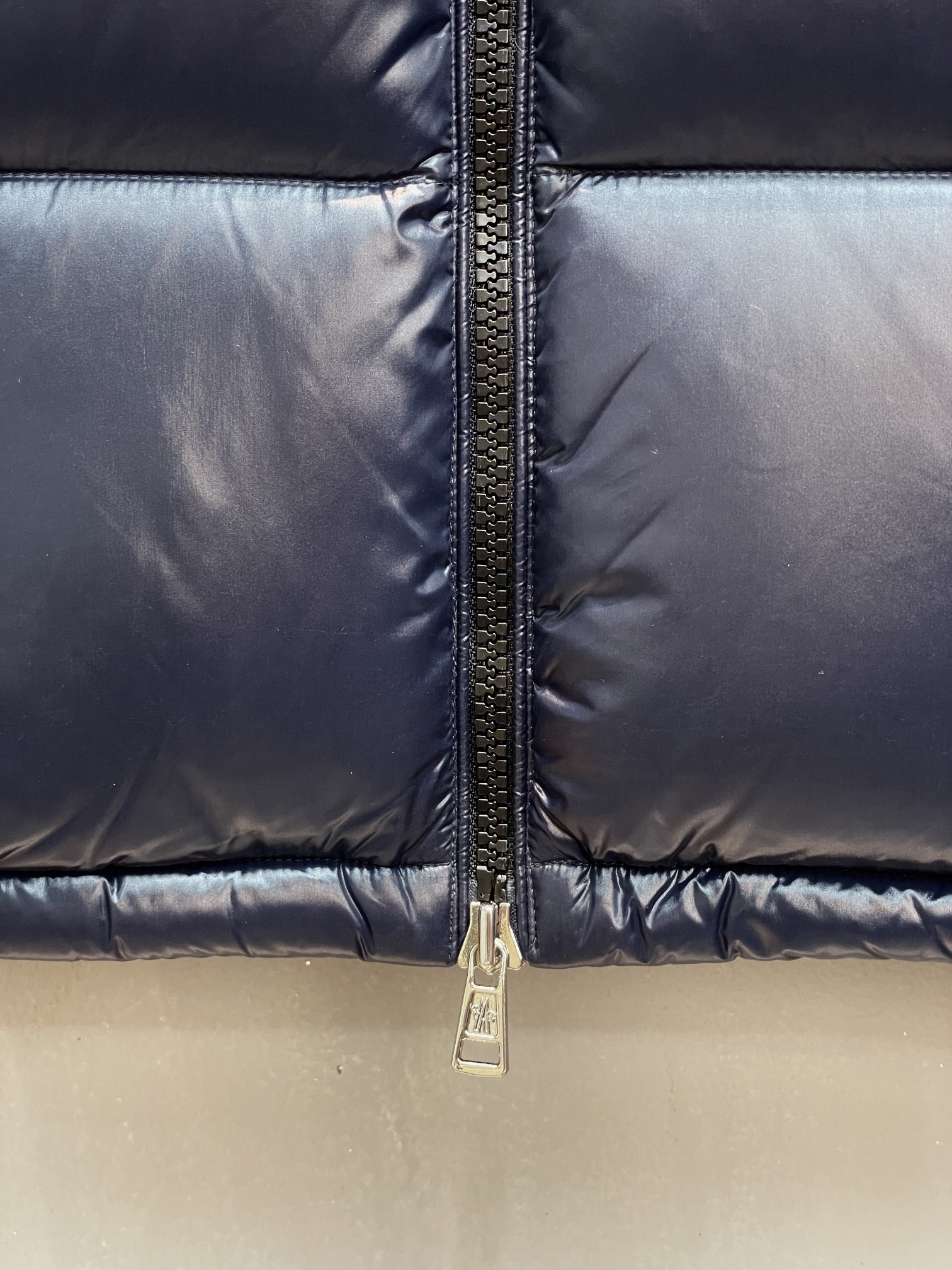 新款🌟出货啦📢 Moncle*秋冬经典 Montbeliard系列男款羽绒服，连帽轻便设计！门襟采用双拉