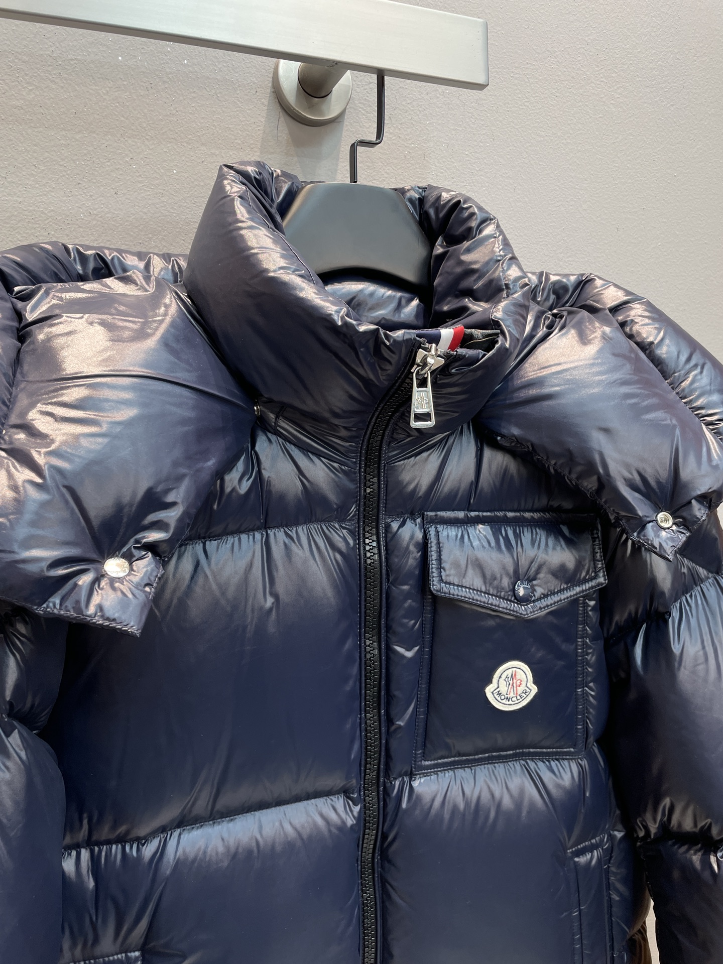 新款🌟出货啦📢 Moncle*秋冬经典 Montbeliard系列男款羽绒服，连帽轻便设计！门襟采用双拉