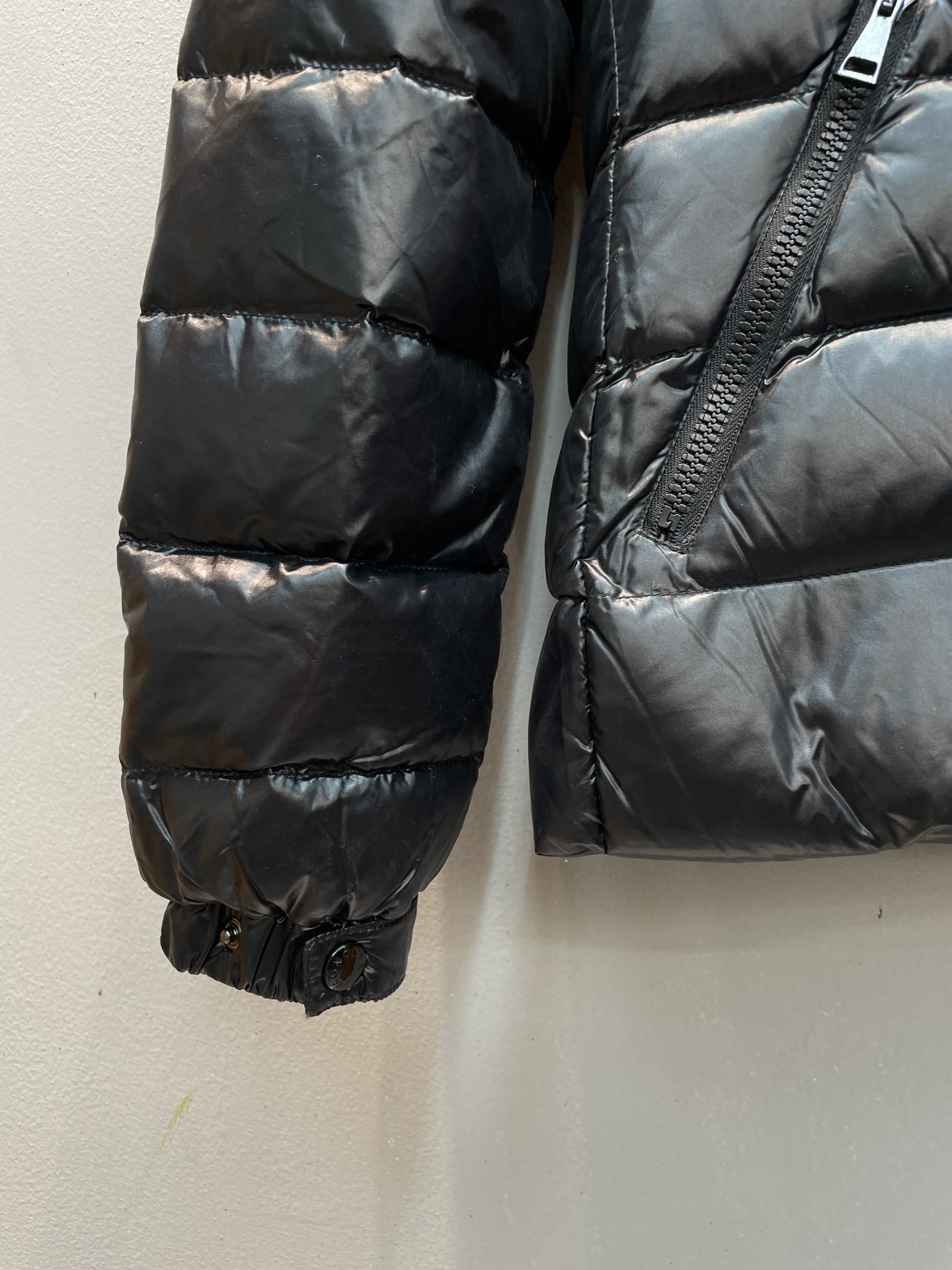 新款🌟出货啦📢 Moncle*秋冬经典Bady系列常规羽绒服，可拆卸连帽设计！修身轻薄款！充绒是最顶级的