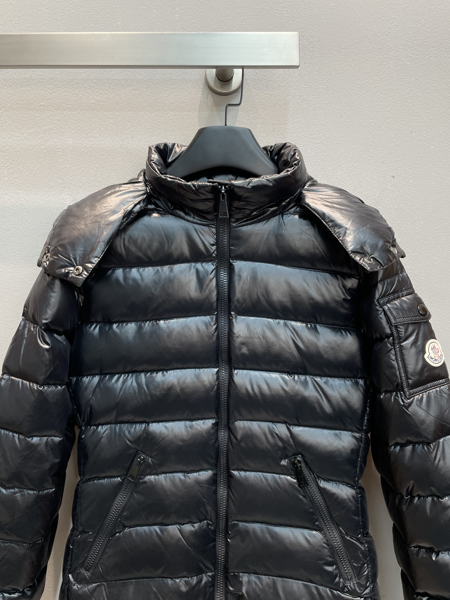 新款🌟出货啦📢 Moncle*秋冬经典Bady系列常规羽绒服，可拆卸连帽设计！修身轻薄款！充绒是最顶级的