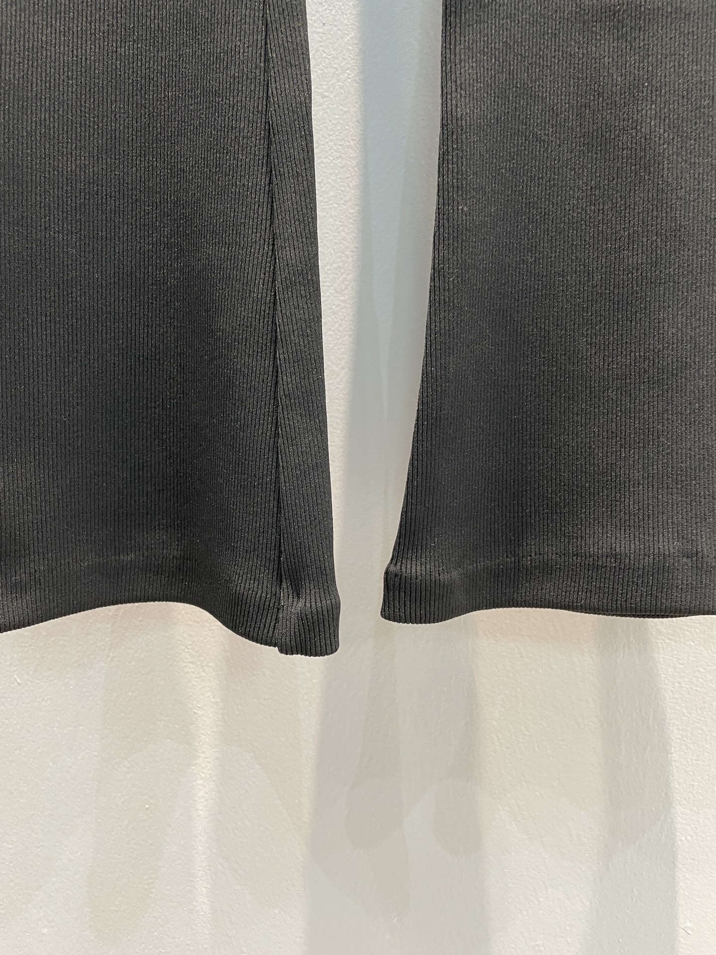 新款🔥出货啦📢 原版开发 Prad*2025早春新款三角标微喇打底休闲裤，采用原版定制面料，质感舒适，原