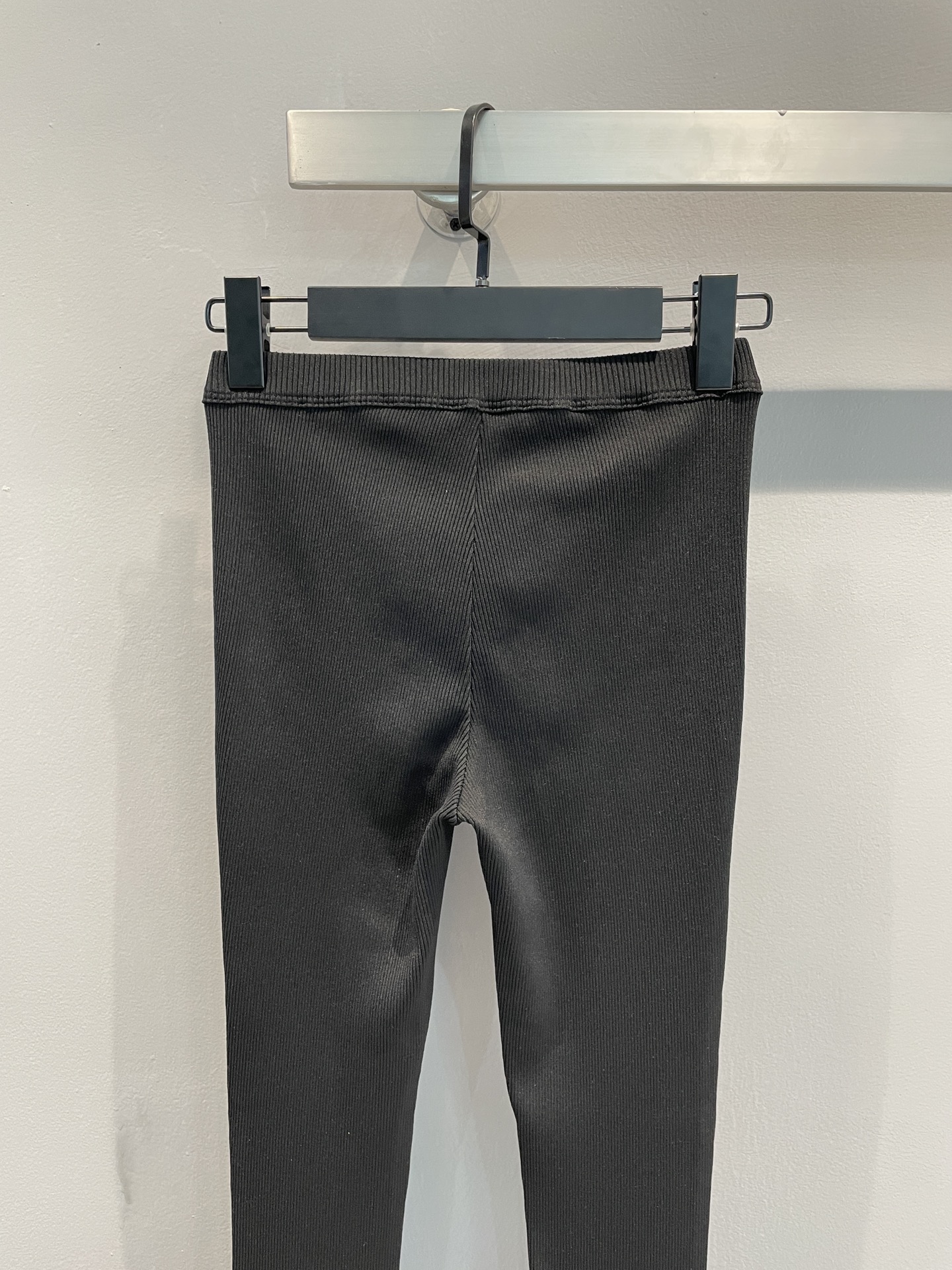 新款🔥出货啦📢 原版开发 Prad*2025早春新款三角标微喇打底休闲裤，采用原版定制面料，质感舒适，原