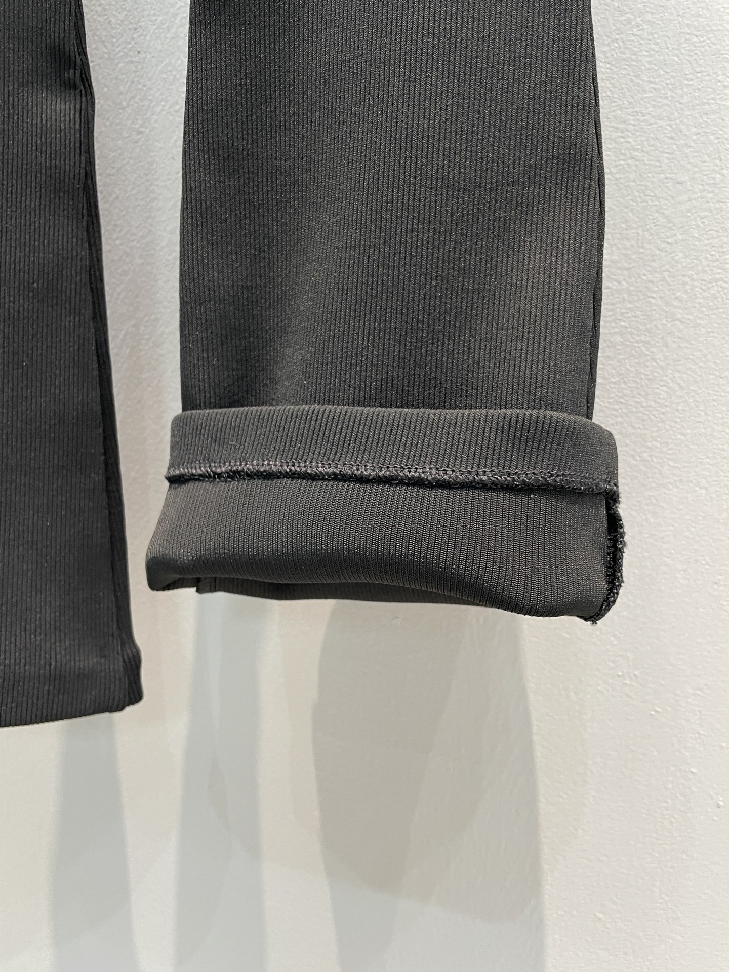 新款🔥出货啦📢 原版开发 Prad*2025早春新款三角标微喇打底休闲裤，采用原版定制面料，质感舒适，原