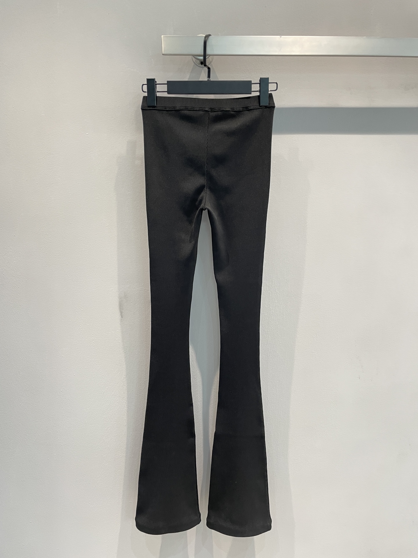 新款🔥出货啦📢 原版开发 Prad*2025早春新款三角标微喇打底休闲裤，采用原版定制面料，质感舒适，原