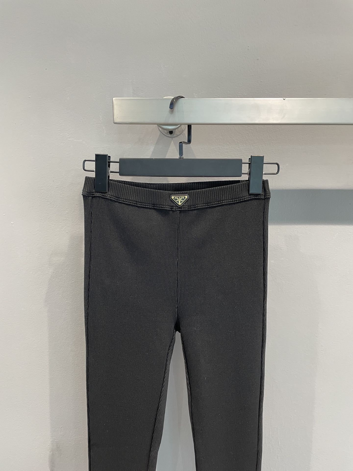 新款🔥出货啦📢 原版开发 Prad*2025早春新款三角标微喇打底休闲裤，采用原版定制面料，质感舒适，原