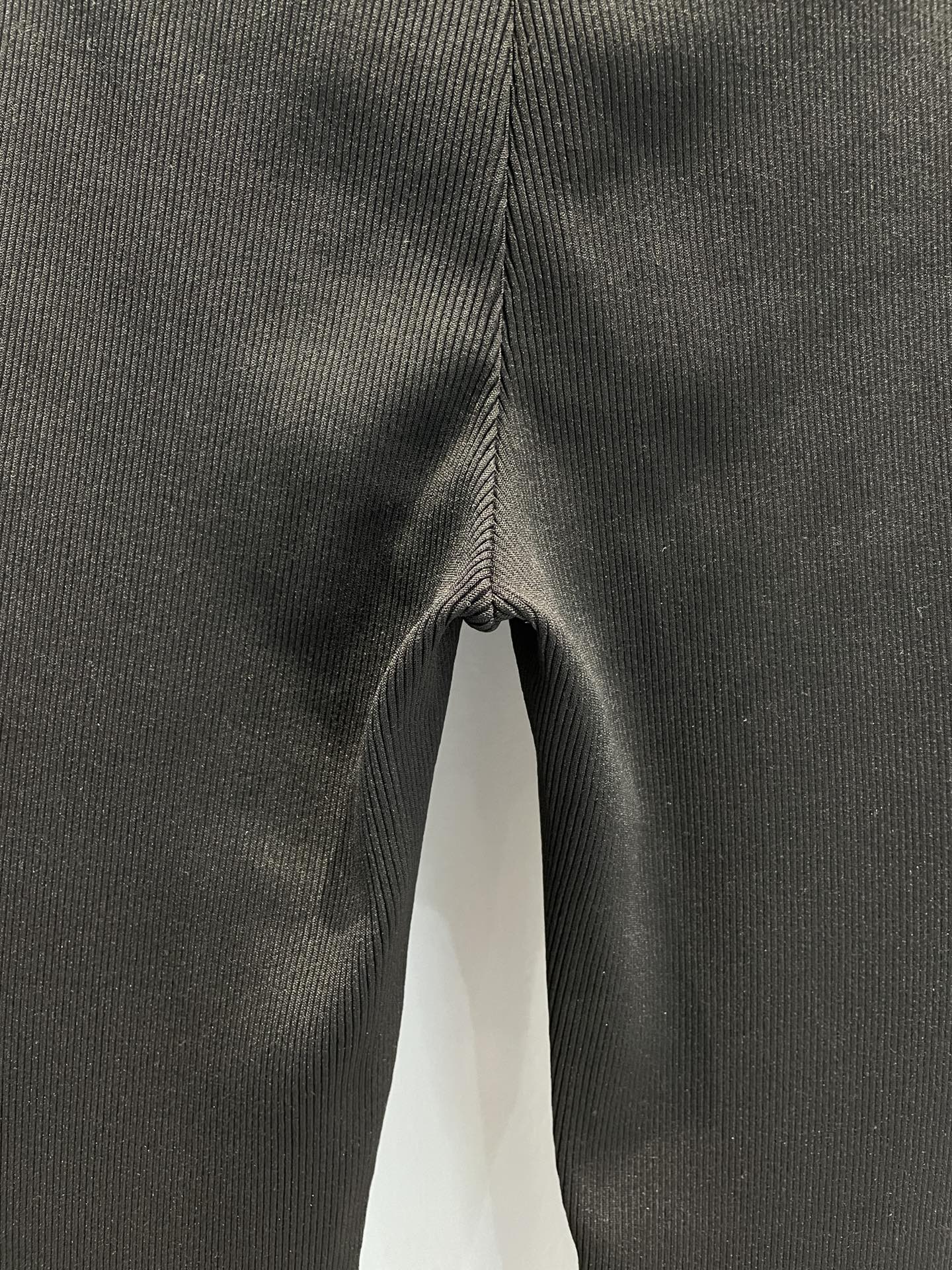 新款🔥出货啦📢 原版开发 Prad*2025早春新款三角标微喇打底休闲裤，采用原版定制面料，质感舒适，原