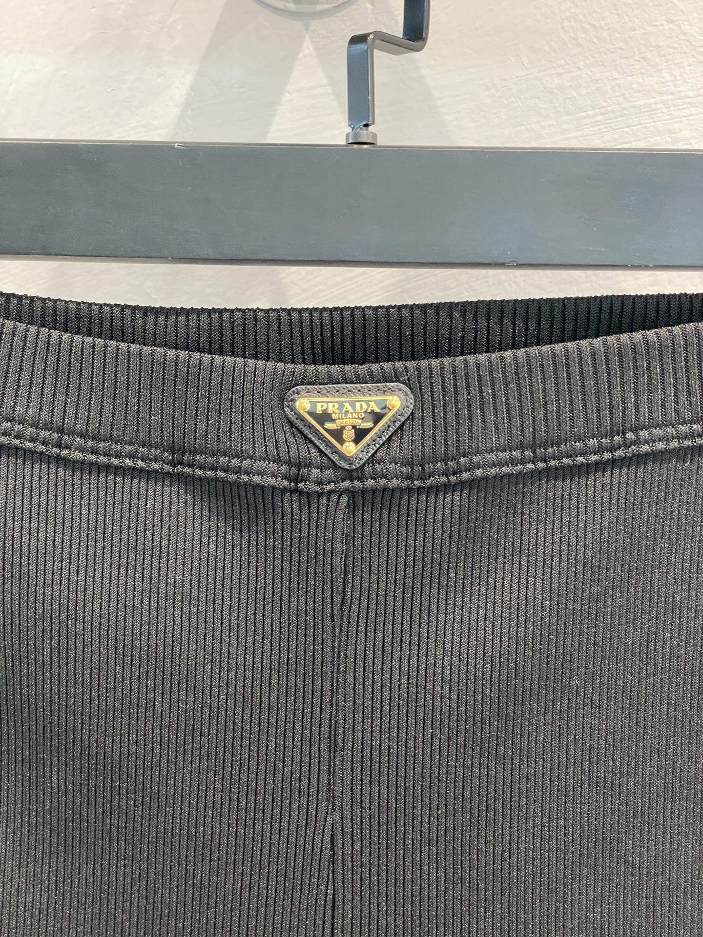 新款🔥出货啦📢 原版开发 Prad*2025早春新款三角标微喇打底休闲裤，采用原版定制面料，质感舒适，原