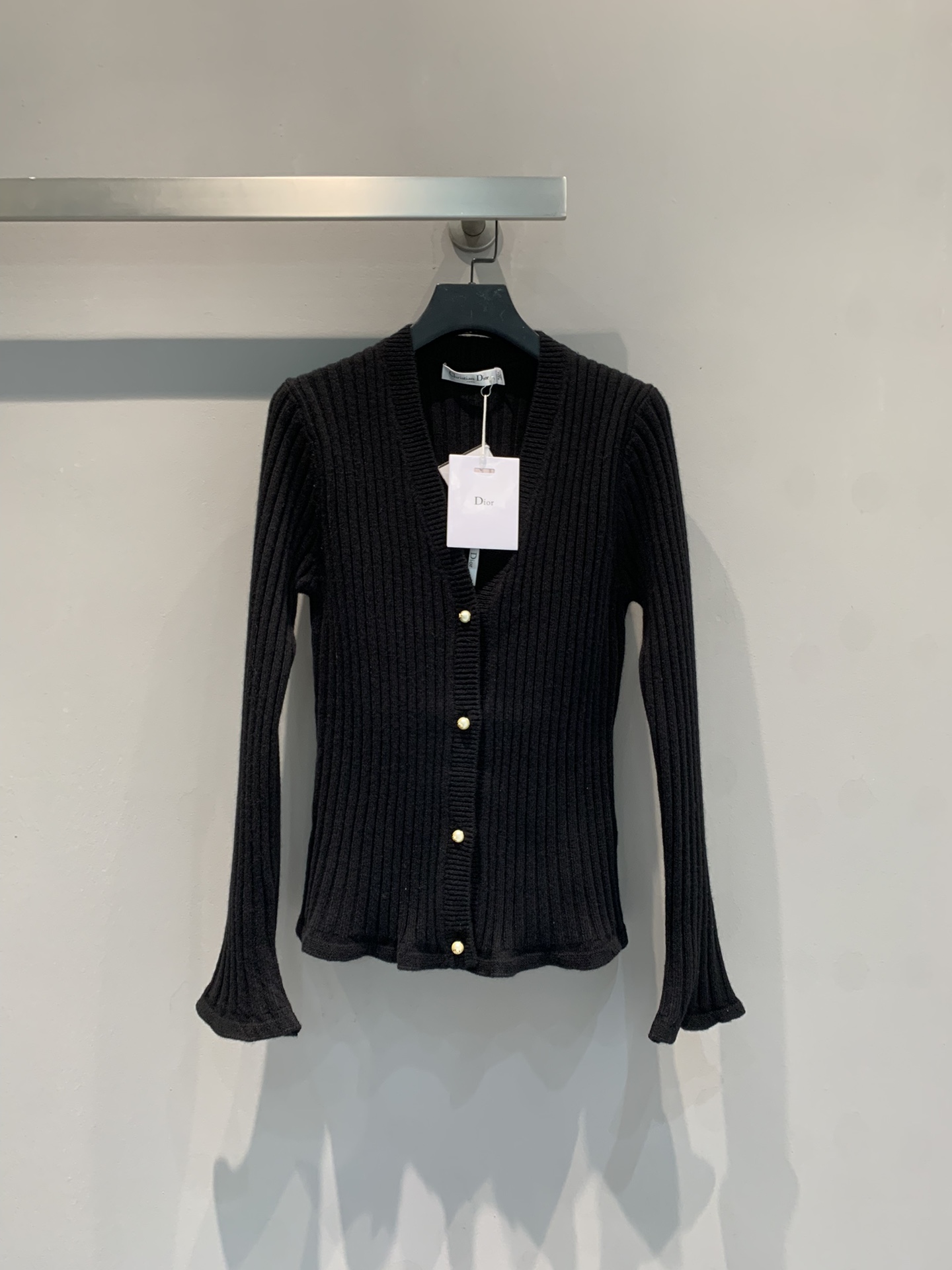 NO:458124,New model is shipped. Original development. CD autumn and winter new pearl button cardigan. It uses cashmere yarn, paired with classic resin pearl buttons, V-neck vertical striped spacer weaving to create textured texture. The cuff hem curled design, simple and exquisite temperament. The style that does not pick the figure. The skirt creates a classic temperament. Number of 36 38 40,, skirts, alexander wang19860909新款出货啦 原版开发 CD秋冬新款珍珠扣开衫 采用山羊绒纱线,搭配经典树脂珍珠扣饰,V领竖条纹间隔织 打造纹理的质感 袖口下摆荷叶卷边设计,简约的精致气质 不挑身材的版型 半身裙打造经典气质造型 码数36 38 40,,skirts,alexander wang,Women's clothing