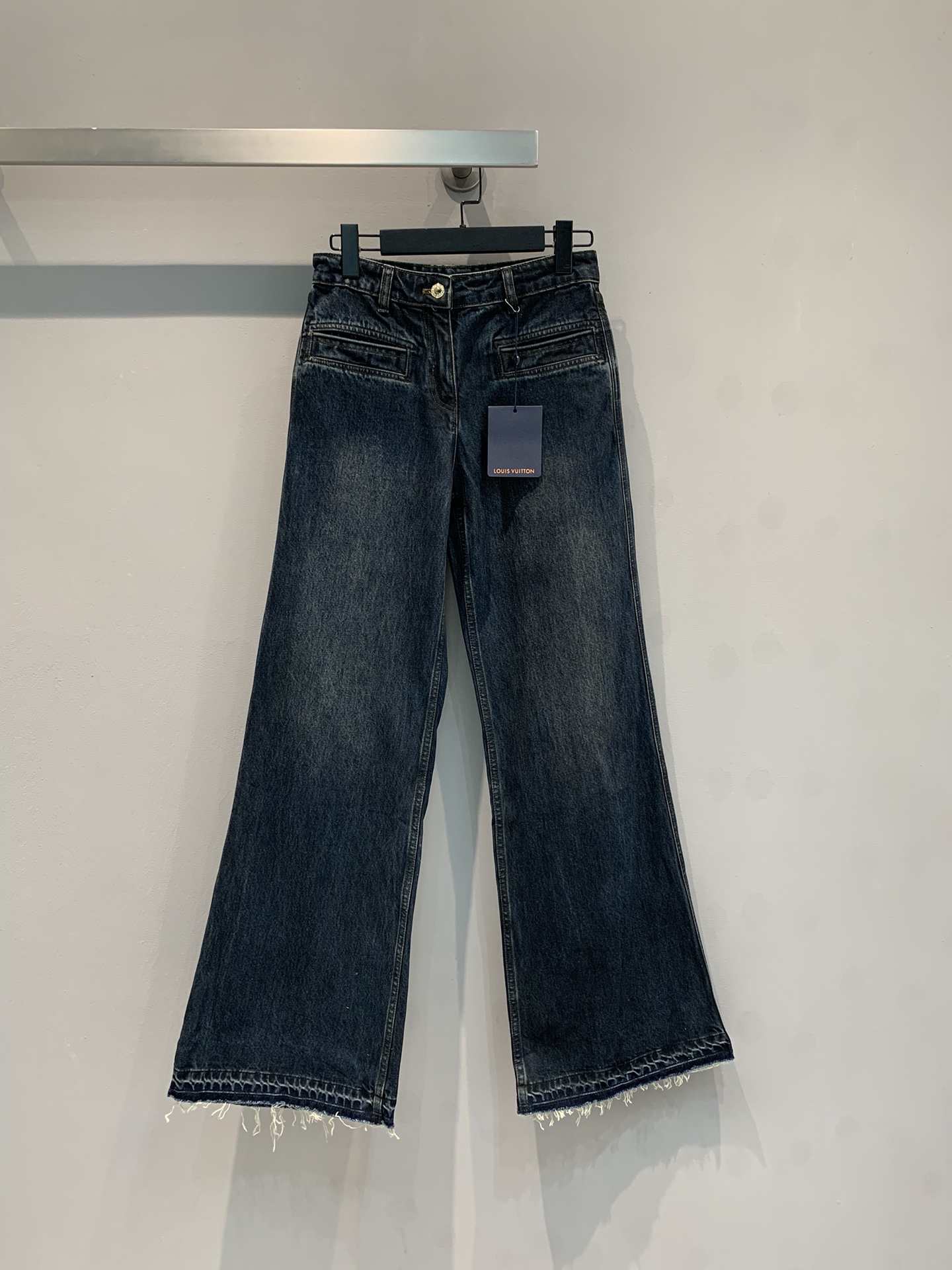 NO:458118,New model is shipped. Original development. L's new low-waist fried jeans in autumn and winter. The process is much more complicated. Open the lip bag, wash water + fermentation + grinding + stir-frying. The fabric is tough and full of touch, and it has a more drooping feeling. Stylish. The bone edge treatment at the legs of the trouser increases the layering, the waist is low and the inclusiveness is high. S M L,,louis vuitton, jeans, alexander wang19860909新款出货啦 原版开发 L家秋冬新款低腰炒色牛仔裤 工艺做法复杂很多 开袋唇袋,洗水+酵洗+磨漂+炒色,面料韧劲很足,手感饱满,且比较有垂感 有型 裤脚处骨位毛边处理增加层次感,腰身偏低腰,包容性高.码数S M L,,louis vuitton,jeans,alexander wang,Women's clothing