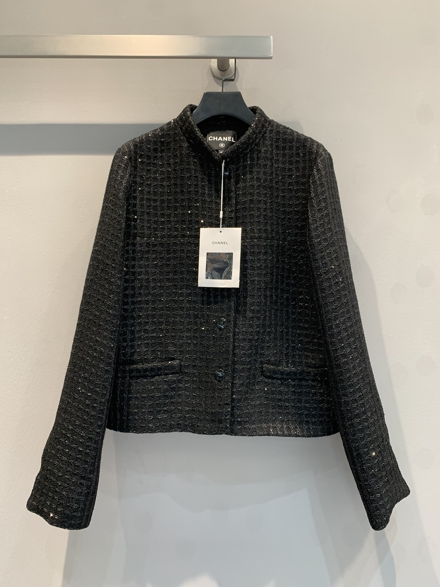 NO:489704,3. New model is shipped (with dust bag) original development C home autumn and winter new black plaid stand collar jacket. Customized wool blended tweed wool woven fabric, with beaded shiny silk polyester strips interwoven into plaid shape, blingbling shiny and dazzling. Camellia jacquard silk crepe crepe, gravity metal chain decoration. Stand collar small sloping shoulders fit double pocket straight-tube style, beautiful and practical, and the exterior is very outstanding!  36 38 40, chanel, jackets & coats, real silk, alexander wang19860909配防尘袋3.新款出货啦（配防尘袋）原版开发 C家秋冬新款黑格子立领外套.定制羊毛混纺粗花呢编织面料,表面被挂珠片亮丝聚酯条交织成格子状,blingbling闪亮璀璨.山茶花提花真丝双绉,重力金属链条装饰.立领小溜肩合身双口袋直筒版型,好看实穿,外搭非常出彩！码数36 38 40,,chanel,jackets & coats,real silk,alexander wang,Women's clothing