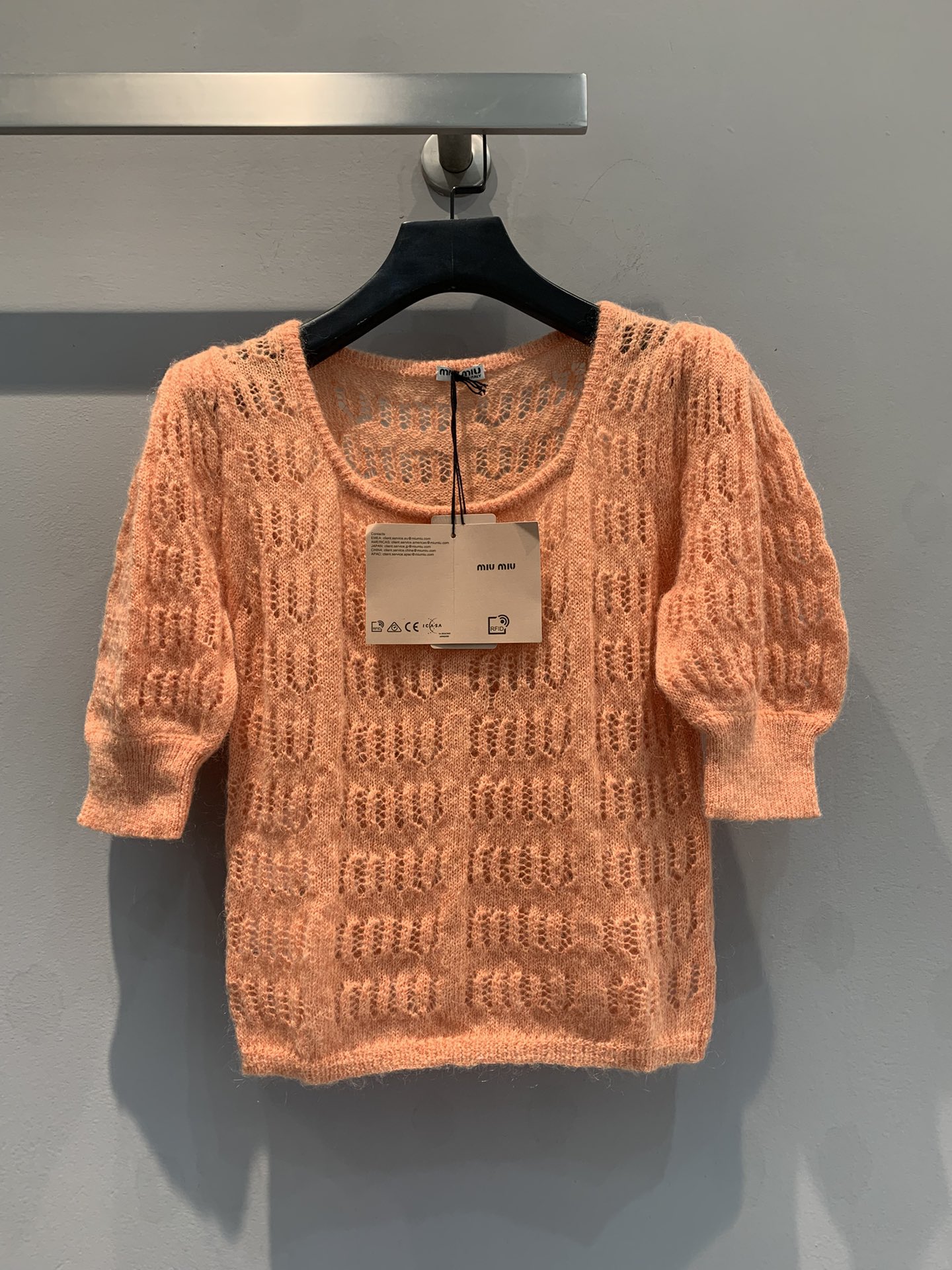 NO:311088,The year-end special sizes are all!  New Spot Miu Early Spring New Square Collar Puff Sleeve Knitted Top, Fully Imported Mohair Letter Crochet, Material Cost is exactly the same as Cashmere, The texture is very soft and delicate, Supports institutional inspection, Original 8450 purchase, The upper body looks super high, and it is stress-free when wearing close to the body. SML, miumiu, alexander wang19860909年终特价尺码齐！新款 现货秒发Miu早春新款方领泡泡袖针织上衣,全进口马海毛字母钩花,材料成本和羊绒一模一样,质感非常柔软细腻,支持机构检测,原版8450购入,上身超级显高,贴身穿无压力.SML,,miumiu,alexander wang,Women's clothing