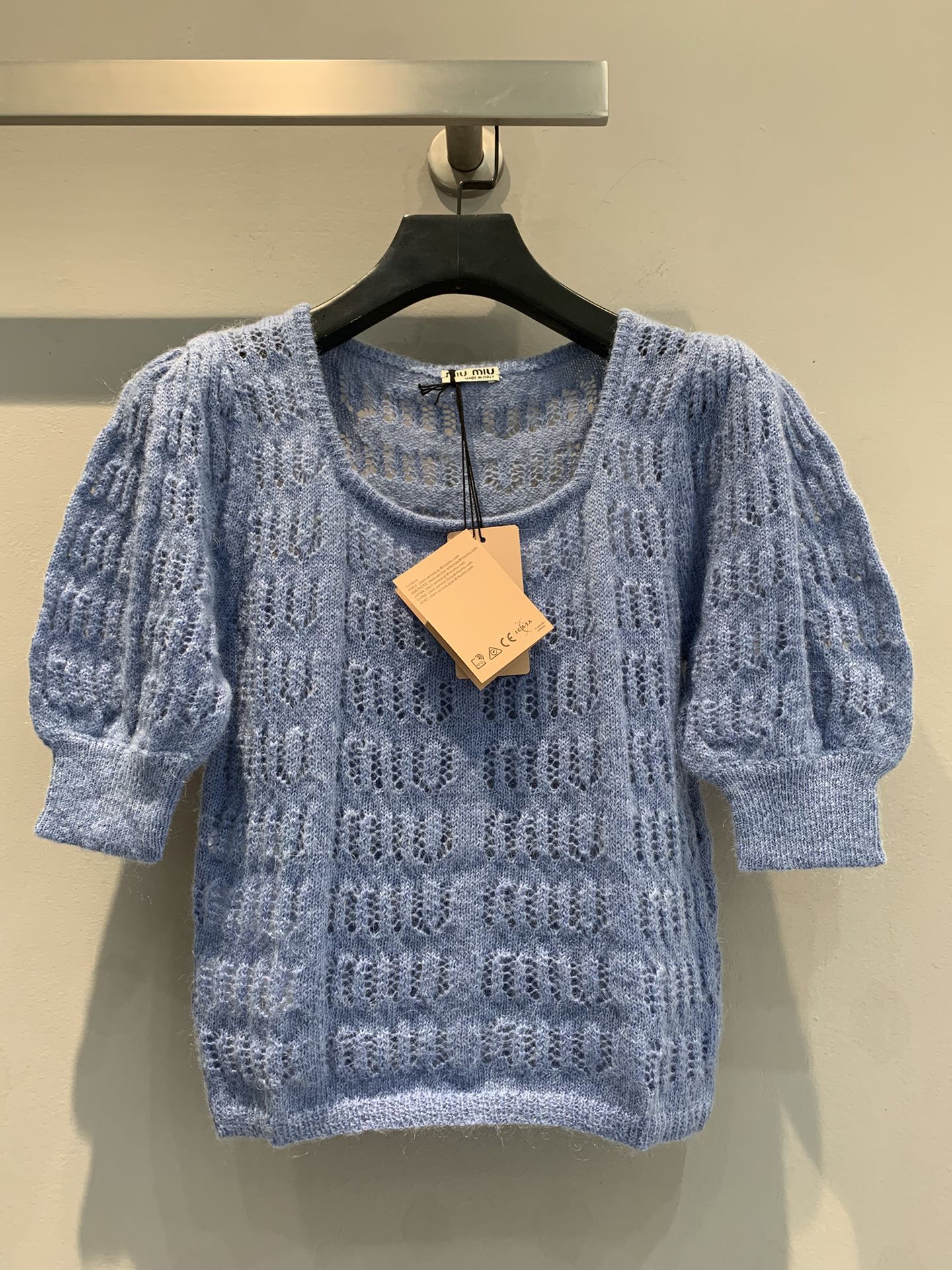 NO:311094,Year-end special offer!  All sizes!  New Spot Miu Early Spring New Square Collar Puff Sleeve Knitted Top, Full Imported Mohair Letter Crochet, Material Cost is exactly the same as Cashmere, The texture is very soft and delicate, Supports institutional inspection, Original 8450 purchase, The upper body looks super high, and it is stress-free when wearing close to the body. SML, miumiu, alexander wang19860909年终特价！尺码齐！新款 现货秒发Miu早春新款方领泡泡袖针织上衣,全进口马海毛字母钩花,材料成本和羊绒一模一样,质感非常柔软细腻,支持机构检测,原版8450购入,上身超级显高,贴身穿无压力.SML,,miumiu,alexander wang,Women's clothing