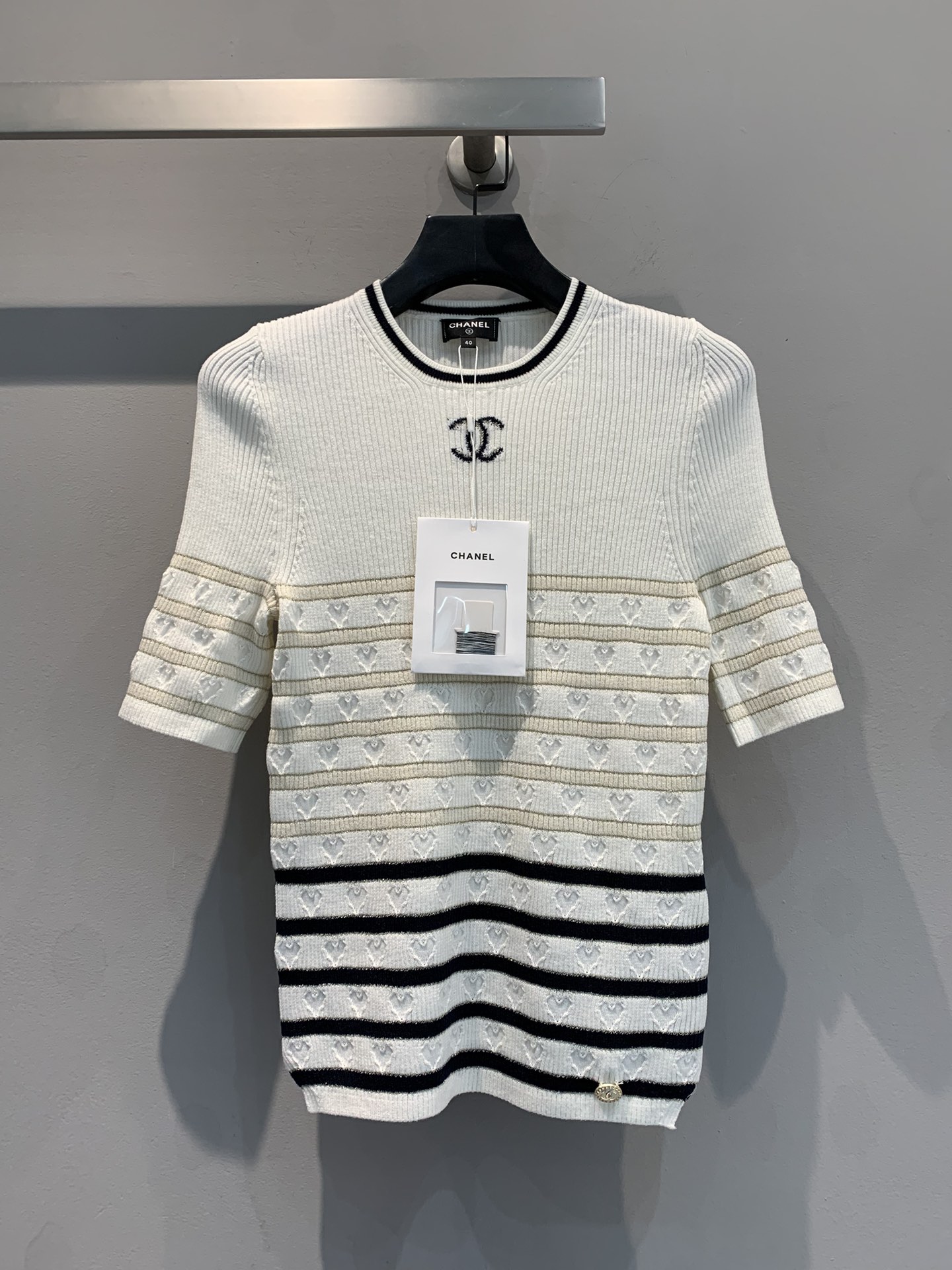 NO:311082,Year-end special offer!  The new model is shipped by M360!  C home autumn and winter new striped knitted short sleeves, using original fixed-woven high-proportion cashmere yarn, the upper body is super soft and greasy. The body is full of love crochet craftsmanship, and it is perfect for wearing alone or inner wear. Black and white 36-38-40, chanel, T-shirt, alexander wang19860909年终特价！新款出货啦M360！C家秋冬新款条纹针织短袖,采用原版定织高比例羊绒纱线,上身贴肤质感超级软腻.满身爱心钩花工艺,单穿或内搭都很完美 黑色 白色 36-38-40,,chanel,T-shirt,alexander wang,Women's clothing