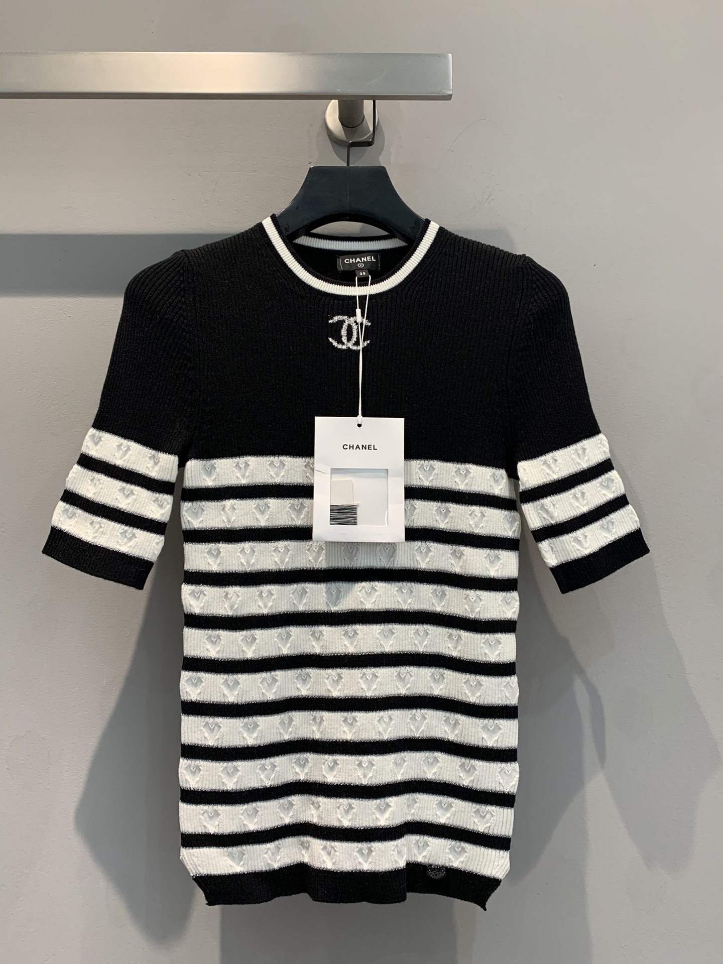 NO:311083,Year-end special offer,!  The new model is shipped by M360!  C home autumn and winter new striped knitted short sleeves, using original fixed-woven high-proportion cashmere yarn, the upper body is super soft and greasy. The body is full of love crochet craftsmanship, and it is perfect for wearing alone or inner wear. Black and white 36-38-40, chanel, T-shirt, alexander wang19860909年终特价,！新款出货啦M360！C家秋冬新款条纹针织短袖,采用原版定织高比例羊绒纱线,上身贴肤质感超级软腻.满身爱心钩花工艺,单穿或内搭都很完美 黑色 白色 36-38-40,,chanel,T-shirt,alexander wang,Women's clothing