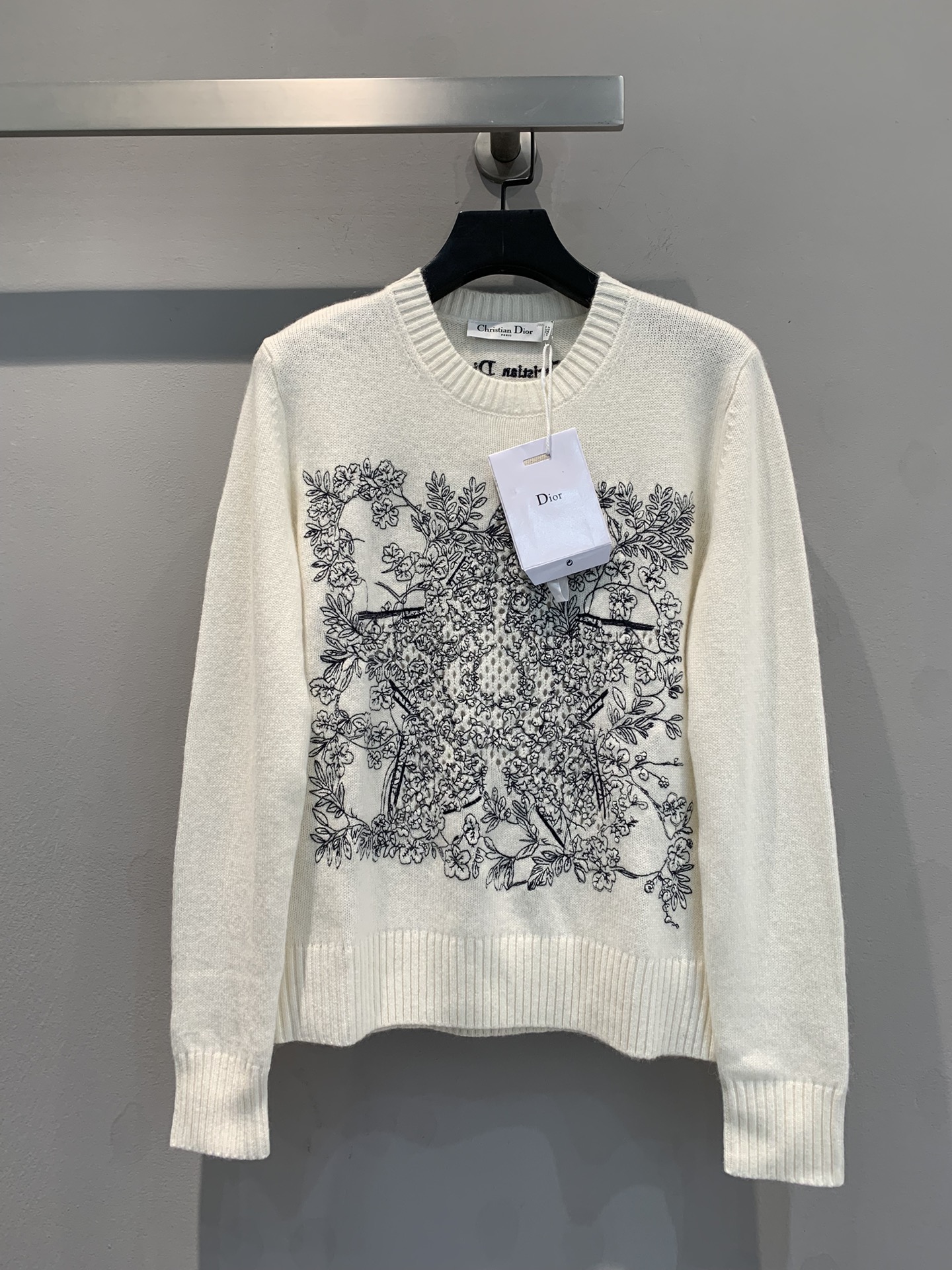 NO:311098,Special offer, CD limited spring and summer series, high-quality jungle three-dimensional knitted, welcome to the jungle world of DIO*, floral inspiration blends the French elegant temperament of animals!  100% cashmere is soft and comfortable, the imported woven surface is flat and tight, the craft is complex and time-consuming, and the unique beauty is worn, and it looks completely and stunning!  36 38 40, dior,alexander wang19860909特价,CD限定春夏系列,高定满幅丛林立体针织,欢迎来到DIO*的丛林世界,花卉灵感融合动物法式优雅气质！百分百山羊绒软糯舒适,进口机织面平整紧密,工艺复杂耗时,穿着独特美感,焕然一新的惊艳！码数36 38 40,,dior,alexander wang,Women's clothing