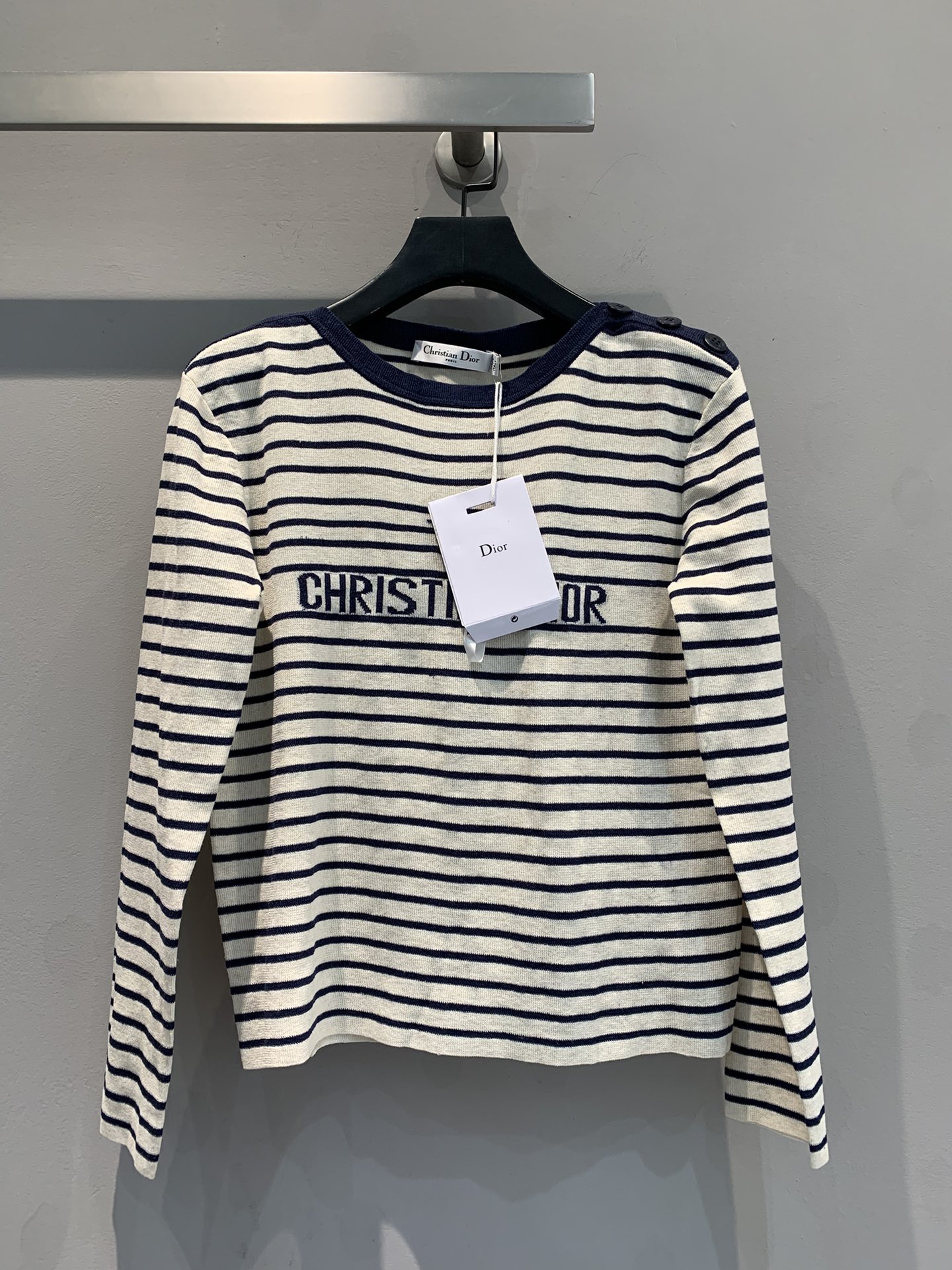 NO:311089,Special, Dio's latest striped knitted T-shirt, made of linseed cashmere and silk, skin-friendly and fashionable, five-pointed star on the chest and letters LOGO, simple but not simple, shoulder button design is convenient and stylish, and can be matched with skirts and jeans, simple and fashionable. Number of 36 38 40,,dior, skirts, jeans,tees, t-shirt,alexander wang19860909特,Dio*新款条纹针织T恤,亚麻山羊绒蚕丝混织而成,亲肤又时尚,胸前五角星加字母LOGO,简约而不简单,肩部扣子设计穿脱方便而有型,搭配裙子和牛仔裤都可以,简单又时尚.码数36 38 40,,dior,skirts,jeans,tees，t-shirt,alexander wang,Women's clothing