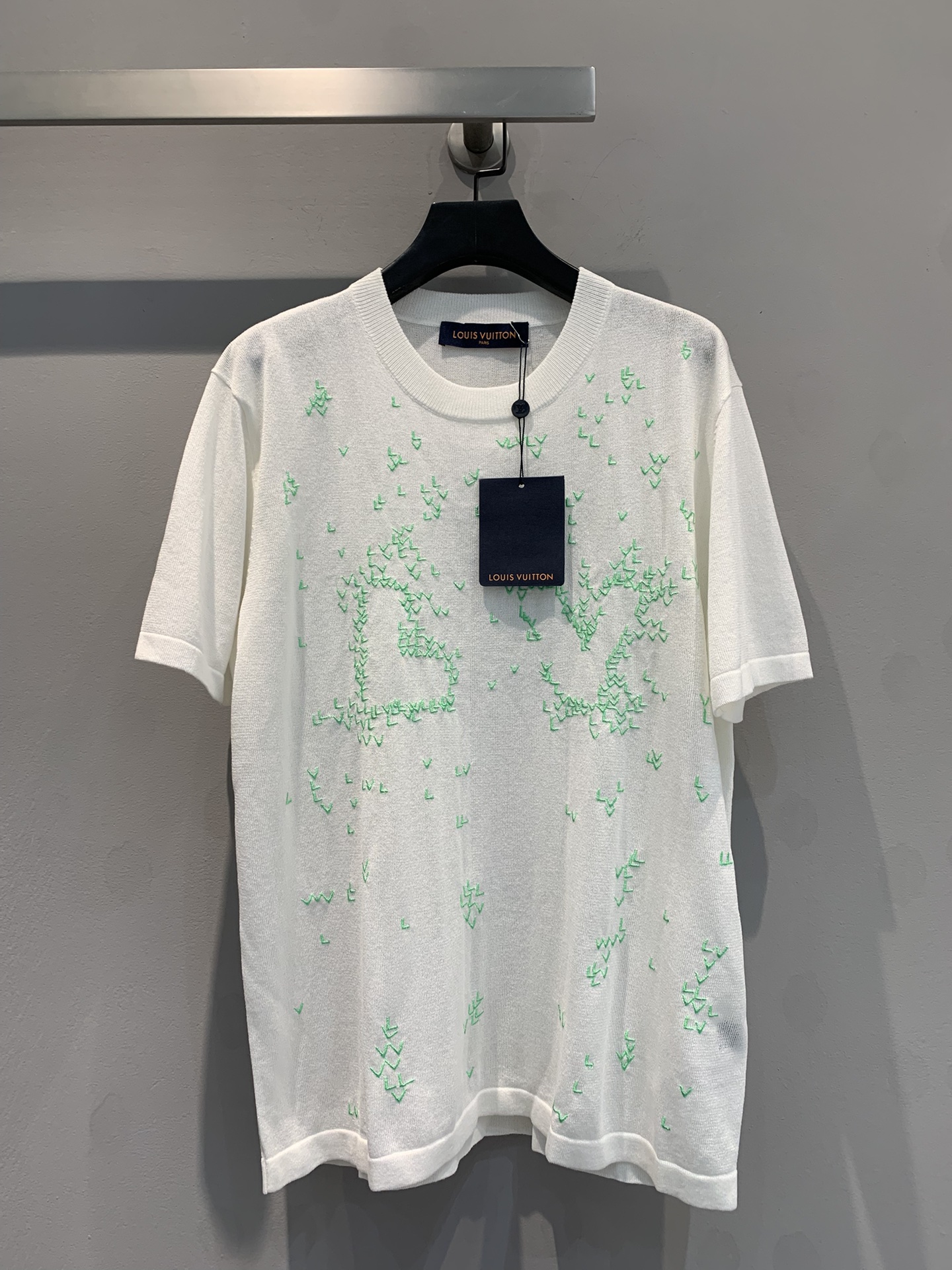 NO:311095,Special Louis vuittin*24 Spring and Summer New Style Star Aircraft Embroidered Short Sleeve Round Neck T-shirt. This T-shirt is embroidered with bright yarn and scattered L and V characters, gradually outlining the L and V logo contours on the chest. The dense cotton knitted cuts out the classic style, paired with ribbed neckline, flip-effect stitching and back labels. Loose style/same style for men and women. Size S M L,,louis vuitton, T-shirt,tees, t-shirt,alexander wang19860909特Louis vuittin*24春夏新款 满天星飞机刺绣短袖圆领T恤,本款 T 恤以鲜明纱线刺绣零星散落的 L 字和 V 字,逐渐在胸前勾勒 L和V 标识轮廓.密纺棉质针织裁出经典版型,搭配罗纹领口、翻转效果缝线和背后标签.宽松版型/男女同款 .码数S M L,,louis vuitton,T-shirt,tees，t-shirt,alexander wang,Women's clothing