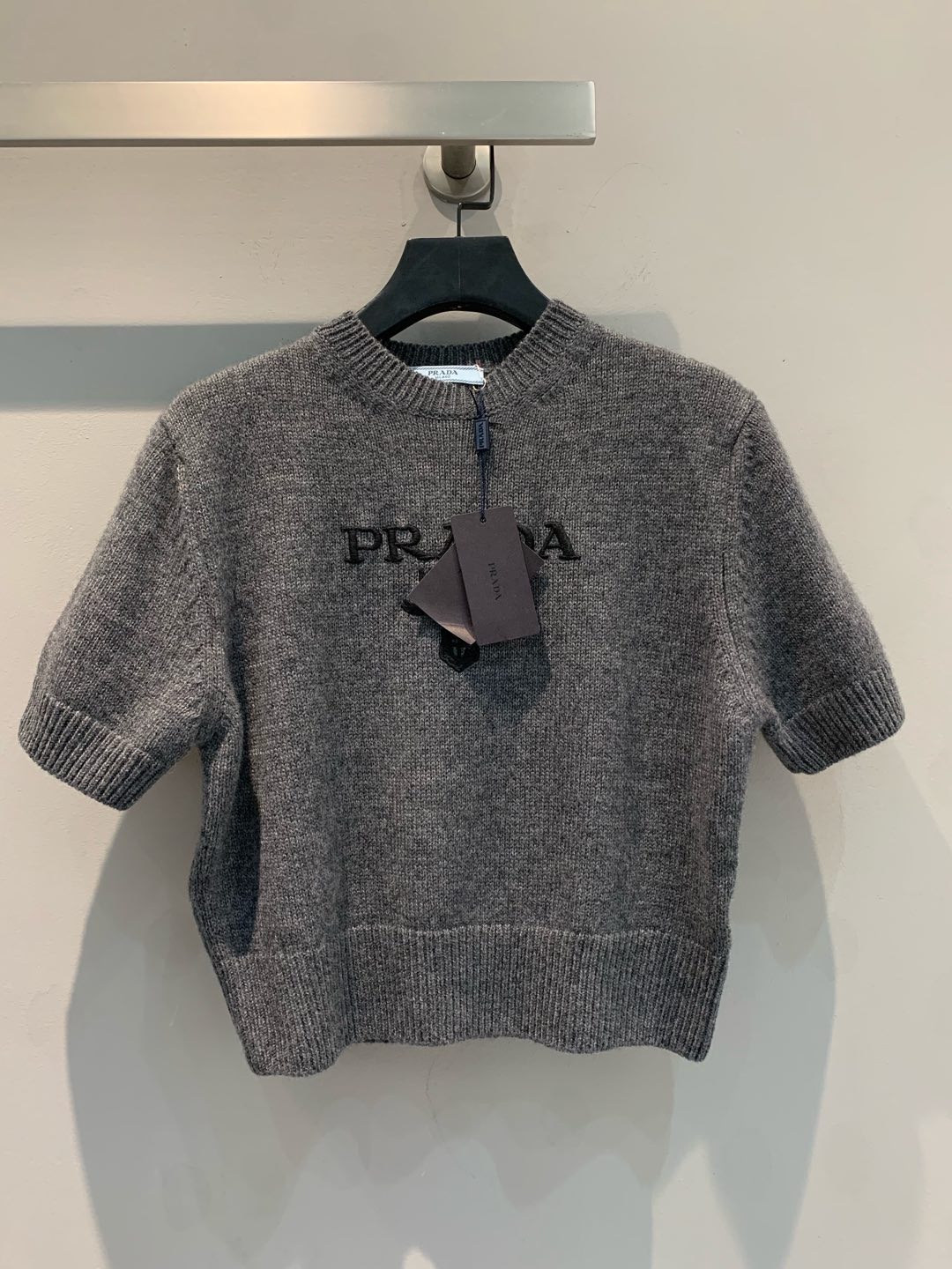 NO:294308,New model is shipped. Original development. Prad*2025 early spring new embroidered logo short-sleeved top. 70 wool 30 cashmere blend material. Rib knitted trim with neckline cuffs. Precision inlay embroidery on the chest. Simple and atmospheric and close-fitting. You can wear it alone. Size 36 38 40,,prada,T-shirt,alexander wang19860909新款出货啦 原版开发 Prad*2025早春新款刺绣logo短袖上衣 70羊毛30羊绒混纺材质打造 领口袖口罗纹针织饰边 胸前字母精密嵌花刺绣 简洁大气贴身穿都超级舒适 单穿叠穿都可 码数36 38 40,,prada,T-shirt,alexander wang,Women's clothing