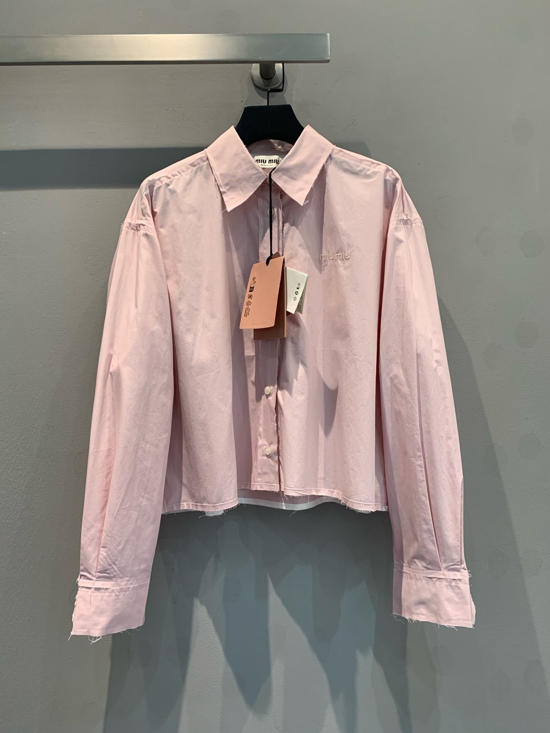 NO:316985,New models are shipped!  Miumi*2025 early spring new style, contrasting color destruction elements splicing fake two-piece short shirt!  Exclusive original development!  High-end production!  The photo shoot is super photogenic, and the customized fabrics on the cover of the magazine are produced in minutes. It is super versatile!  The age-reducing effect is ~ This item must be arranged in the wardrobe!  SML, miumiu,shirts,alexander wang19860909新款出货啦 ！Miumi*2025早春新款 撞色破坏元素拼接假两件短款衬衫！独家原版开发！高版出品！拍照超级上镜,分分钟出杂志封面大片定制面料 超级百搭！减龄效果分～必须给衣柜安排上这一件！现货发售 SML,,miumiu,shirts,alexander wang,Women's clothing