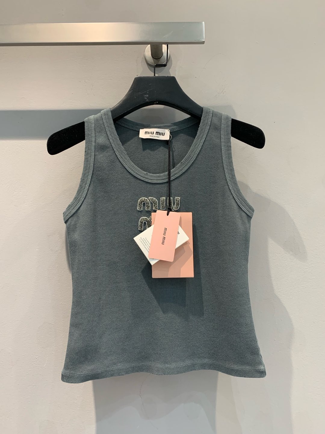 NO:308477,The new model is shipped and the original development of Miumi*2025 early spring new rhinestone beaded letter vest. It uses pure cotton custom fabric, full of texture, eye-catching, gentle and white on the upper body, the style of the secondary breasts can be worn alone. The number of sizes 36 38 40,,miumiu,alexander wang19860909新款出货啦原版开发 Miumi*2025早春新款水钻钉珠字母背心.采用纯棉定制面料 质感满满 亮眼吸睛 上身温柔又显白 遮副乳的版型 内搭单穿都可以.码数36 38 40,,miumiu,alexander wang,Women's clothing