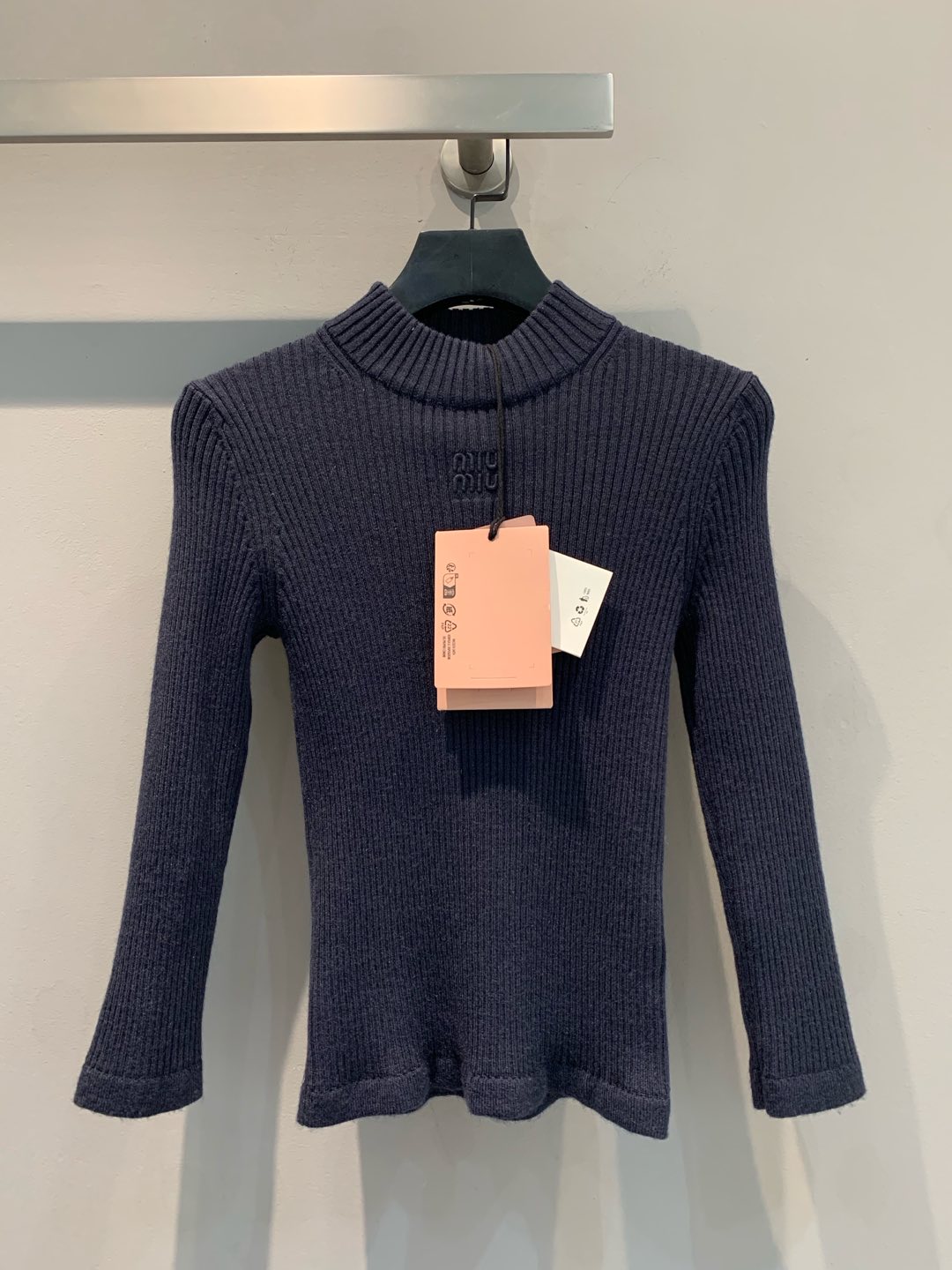 NO:308483,New style shipped original development Miumi 2025 early spring new embroidered logo sweater. A high-end fashionable basic item that is simplified into a simplified style. The whole picture is decorated with letters and logo embroidery on the front chest. The slim fit style, base or single wear. It uses a wool fabric with excellent feel, soft and texture, and is comfortable for the upper body. Number of sizes 36 38 40,,miumiu,sweaters,alexander wang19860909新款出货 原版开发 Miumi2025早春新款刺绣logo徽标毛衣.化繁为简的高阶时髦基础单品,在整幅净色视觉上于前幅胸口饰以字母徽标刺绣点缀.修身版型,打底或单穿都可.采用手感极佳羊毛面料,柔软有质感,上身亲肤舒适. 码数36 38 40,,miumiu,sweaters,alexander wang,Women's clothing