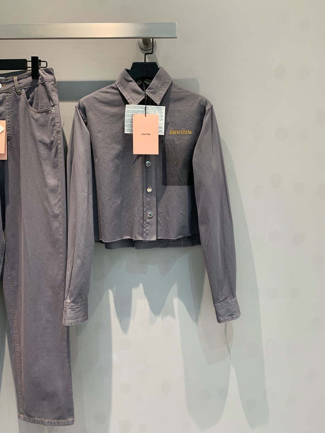 NO:294301,New model is shipped. Original development. Miumi*2025 early spring new retro cotton denim shirt. Custom imported washing denim texture. Three-dimensional texture. Nostalgic and fashionable. The hem is decorated with three-piece metal logo. Retro and dark brown. The temperament is age-reducing. The academy style is versatile and not picky. The brand logo on the chest echoes the whole set of upper body. The retro style is full. The number of codes is 36 38 40,,miumiu,shirts,alexander wang19860909新款出货啦 原版开发 Miumi*2025早春新款复古纯棉牛仔衬衫.定制进口水洗牛仔 质感立体质感 怀旧时髦 衣摆饰以金属三件标装饰 复古感深棕 气质减龄学院风百搭不挑人 胸前品牌识标点缀呼应 成套上身复古风格拉满.码数36 38 40,,miumiu,shirts,alexander wang,Women's clothing