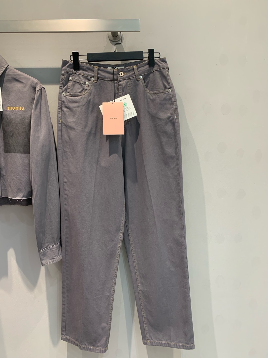 NO:294297,New model is shipped, original development Miumi*2025 early spring new retro cotton jeans. Custom imported washing jeans, textured three-dimensional texture, nostalgic and fashionable, clothes decoration is decorated with three-piece metal logo, retro feel, dark brown, temperament and age-reducing college style, versatile and not picky, back pocket brand logo embellishment echoes, complete set of upper body retro style full. Number of 36 38 40,,miumiu,jeans,alexander wang19860909新款出货啦 原版开发 Miumi*2025早春新款复古纯棉牛仔裤.定制进口水洗牛仔 质感立体质感 怀旧时髦 衣摆饰以金属三件标装饰 复古感深棕 气质减龄学院风百搭不挑人 后口袋品牌识标点缀呼应 成套上身复古风格拉满.码数36 38 40,,miumiu,jeans,alexander wang,Women's clothing