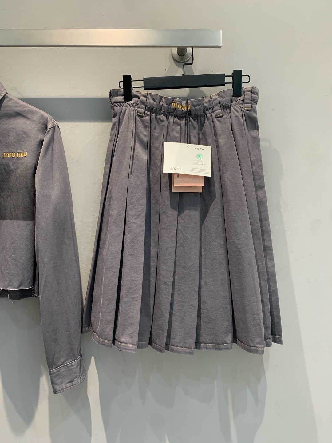 NO:294293,New model is shipped. Original development. Miumi*2025 early spring new retro cotton denim skirt. Custom imported washing denim texture. Three-dimensional texture. Nostalgic and fashionable. The hem is decorated with three-piece metal logo. Retro and dark brown. The temperament is age-reducing. The academy style is versatile and not picky. The waist brand logo embellishes. The set of upper body is full of retro style. The number of codes is 36 38 40,,miumiu, skirts,alexander wang19860909新款出货啦 原版开发 Miumi*2025早春新款复古纯棉牛仔半裙.定制进口水洗牛仔 质感立体质感 怀旧时髦 衣摆饰以金属三件标装饰 复古感深棕 气质减龄学院风百搭不挑人 腰部品牌识标点缀呼应 成套上身复古风格拉满.码数36 38 40,,miumiu,skirts,alexander wang,Women's clothing