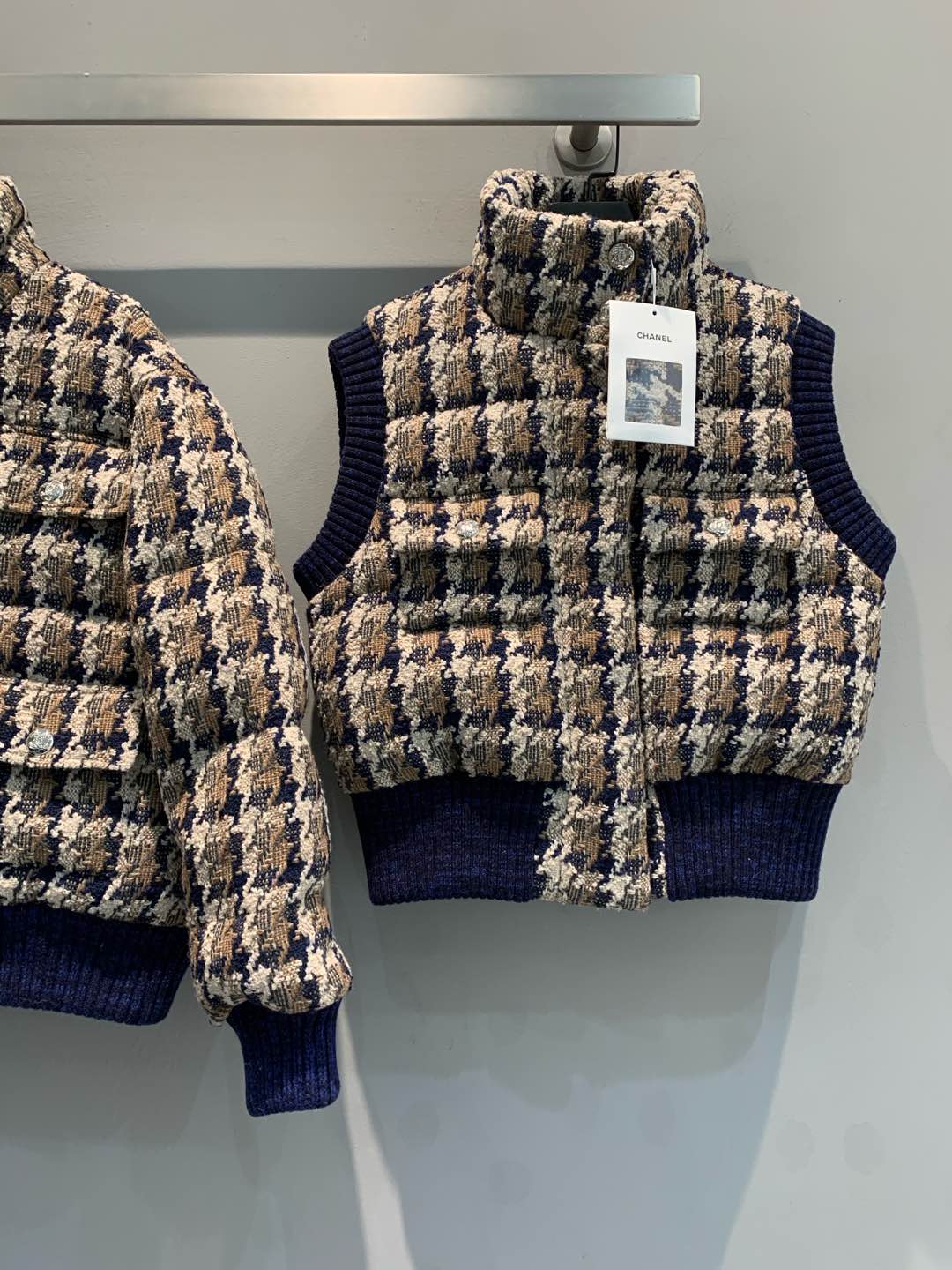 NO:295424,New model is shipped (with dust bag) original development C home autumn and winter ski series. The atmosphere is reddish-brown tone woven plaid down vest. National standard imported 90 white duck down filling!  Custom threaded knitted edge-closed collar style to create a handsome layered style!  The original customized hardware accessories come with a fashionable and high-end feel, and it is highly recommended to keep them!  Dingzhi camellia jacquard lilac!  36 38 40, chanel, down jacket, alexander wang19860909新款出货啦（配防尘袋）原版开发 C家秋冬滑雪系列.氛围感红棕色调编织粗花呢格纹羽绒马甲.国标进口90白鸭绒填充！定制螺纹针织收边立领版型打造叠搭造型帅气的调调又A又飒！原版定制五金配件自带时髦高级感,强烈推荐自留款！定织山茶花提花里布！码数36 38 40,,chanel,down jacket,alexander wang,Women's clothing