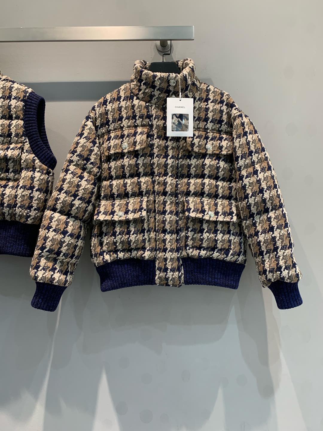 NO:295421,New model is shipped (with dust bag) original development C home autumn and winter ski series. The atmosphere is reddish-brown tone woven tweed plaid down jacket. The national standard imported 90 white duck down filling!  Custom threaded knitted edge-closed collar style to create a handsome layered style!  The original customized hardware accessories come with a fashionable and high-end feel, and it is highly recommended to keep them!  Dingzhi camellia jacquard lilac!  36 38 40, chanel, jackets & coats, down jacket, alexander wang19860909新款出货啦（配防尘袋）原版开发 C家秋冬滑雪系列.氛围感红棕色调编织粗花呢格纹羽绒外套.国标进口90白鸭绒填充！定制螺纹针织收边立领版型打造叠搭造型帅气的调调又A又飒！原版定制五金配件自带时髦高级感,强烈推荐自留款！定织山茶花提花里布！码数36 38 40,,chanel,jackets & coats,down jacket,alexander wang,Women's clothing