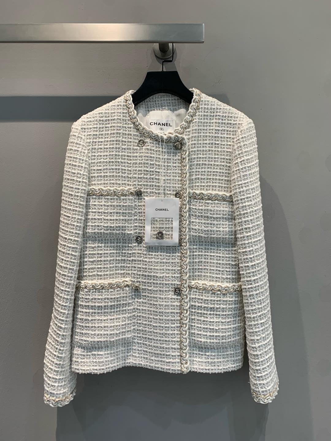 NO:295418,New models are shipped. Original development. Cjia 2025. The new four-pocket tweed jacket in early spring is a perfect example of elegance and exquisiteness. The tweed material is full of texture and shows high-quality quality. The design of the four pockets is practical and fashionable. The silk lining is soft and smooth, giving you the ultimate comfort experience. The classic style is never out of date and has a strong matching ability. Whether it is matched with skirts or trousers, it can show unique charm and style. Wearing this jacket becomes the focus of the fashion industry and exude the elegant temperament of Xiangjia. Number 36 38 40, chanel, chanel, skirts, jackets & coats, real silk, alexander wang19860909新款出货啦 原版开发 C家2025 早春新款四口袋粗花呢外套,优雅与精致的完美典范.粗花呢材质,质感十足,尽显高级品质.四个口袋的设计,兼具实用性与时尚感.内衬真丝,柔软光滑,给你带来极致的舒适体验.经典的款式,永不过时,搭配性极强.无论是搭配裙装还是裤装,都能展现出独特的魅力与风格.穿上这件外套,成为时尚界的焦点,散发香家的优雅气质.码数36 38 40,,chanel,chanel,skirts,jackets & coats,real silk,alexander wang,Women's clothing