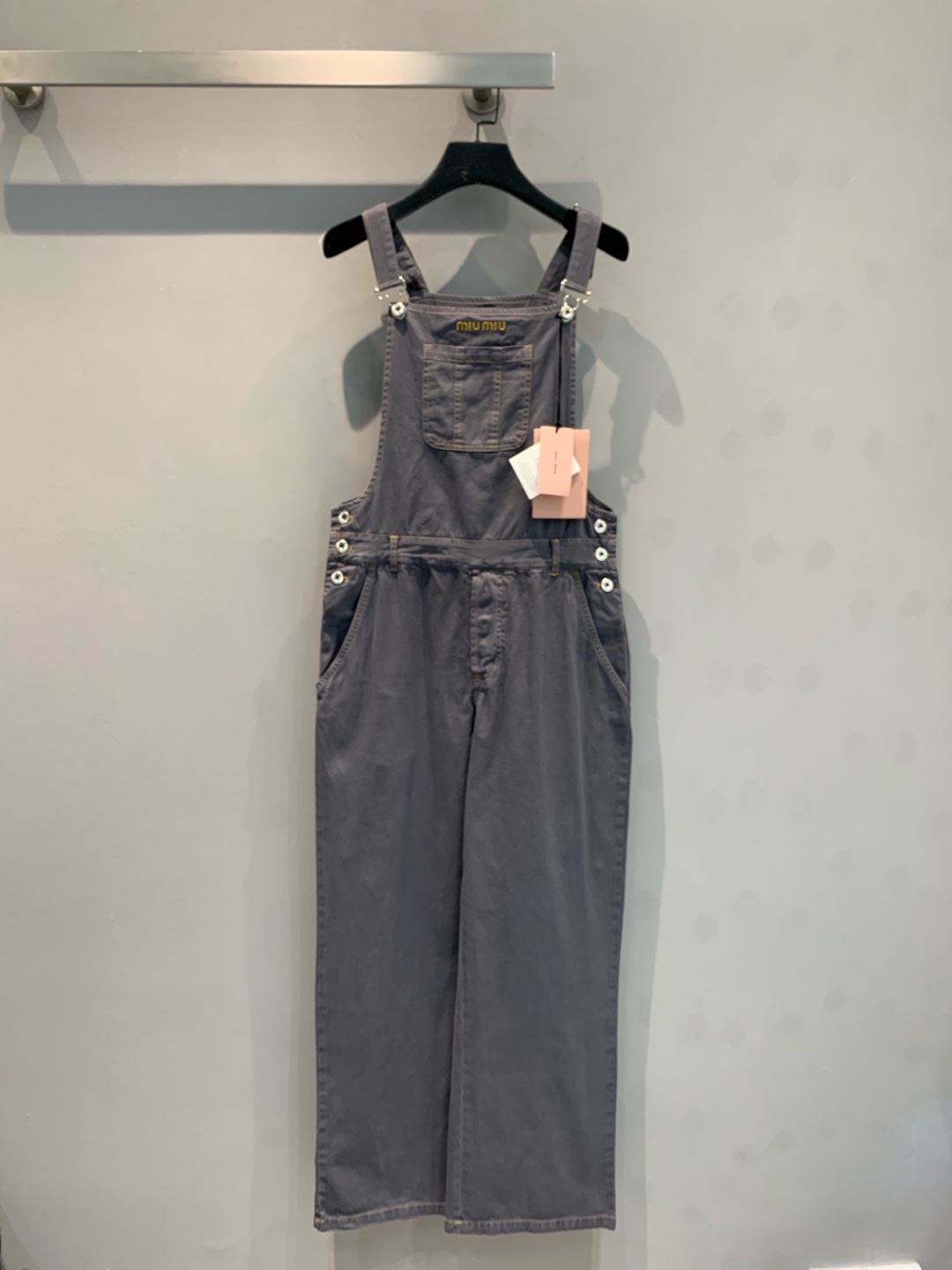 NO:295415,The new model is shipped. The original development of Miumi*2025 early spring new denim overalls will take you back to your youthful fashion journey. The classic denim fabric is strong and durable, full of retro atmosphere. The unique design details show the fashionable taste of the Miao series. The adjustable strap meets the needs of different figures and makes you more comfortable and comfortable to wear. Paired with a simple T-shirt or shirt, you can easily create a casual and fashionable look. Wear this denim overalls and become a fashion expert in the streets of early spring!  Count 36 38 40, miumiu,shirts,alexander wang19860909新款出货啦 原版开发Miumi*2025早春新款牛仔背带裤,带你重回青春的时尚之旅.经典的牛仔面料,结实耐穿,充满了复古的气息.独特的设计细节,展现出缪系的时尚品味.可调节的背带,满足不同身形的需求,让你穿着更加舒适自在.搭配简单的 T 恤或衬衫,轻松打造出休闲又时尚的造型.穿上这条牛仔背带裤,成为早春街头的时尚达人！码数 36 38 40,,miumiu,shirts,alexander wang,Women's clothing