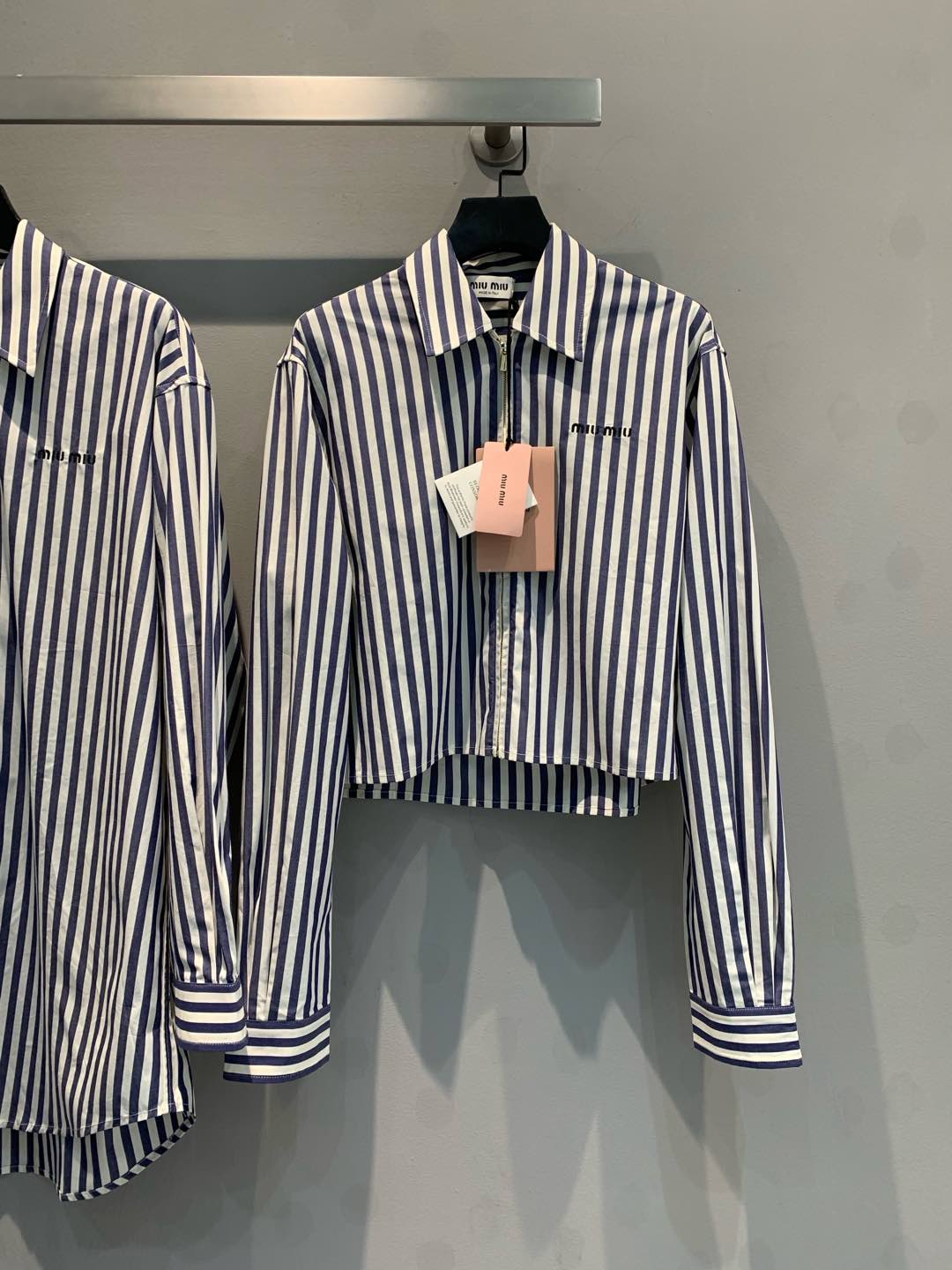 NO:295414,New style is shipped. Original development. Miumi*2025 early spring new vertical striped cotton short shirt, a perfect combination of fashion and comfort. The classic vertical striped design visually elongates the body, making you look taller and longer. Pure cotton material is skin-friendly and breathable, giving you an unparalleled wearing experience. The loose style is casual and comfortable, and it is easy to match with various bottoms to show a variety of styles. Whether it is daily casual or workplace outfit, this shirt can add confidence and charm to you. S M L,,miumiu,shirts,alexander wang19860909新款出货啦 原版开发 Miumi*2025早春新款竖条纹纯棉短款衬衫,时尚与舒适的完美结合.经典的竖条纹设计,视觉上拉长身形,让你显得更加高挑修长.纯棉材质,亲肤透气,给你带来无与伦比的穿着体验.宽松的版型,随性又自在,轻松搭配各种下装,展现出多样的风格. 无论是日常休闲还是职场穿搭,这款衬衫都能为你增添自信与魅力.码数S M L,,miumiu,shirts,alexander wang,Women's clothing