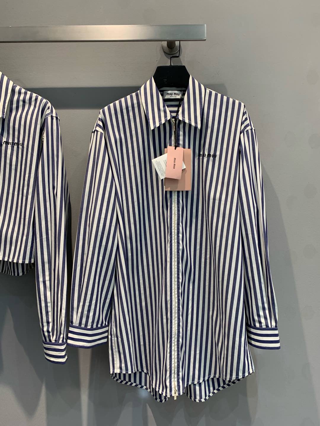 NO:295412,New style is shipped. Original development. Miumi*2025 early spring new vertical striped cotton long shirt, a perfect combination of fashion and comfort. The classic vertical striped design visually elongates the body, making you look taller and longer. Pure cotton material is skin-friendly and breathable, giving you an unparalleled wearing experience. The loose style is casual and comfortable, and it is easy to match with various bottoms to show a variety of styles. Whether it is daily casual or workplace outfit, this shirt can add confidence and charm to you. S M L,,miumiu,shirts,alexander wang19860909新款出货啦 原版开发 Miumi*2025早春新款竖条纹纯棉长款衬衫,时尚与舒适的完美结合.经典的竖条纹设计,视觉上拉长身形,让你显得更加高挑修长.纯棉材质,亲肤透气,给你带来无与伦比的穿着体验.宽松的版型,随性又自在,轻松搭配各种下装,展现出多样的风格. 无论是日常休闲还是职场穿搭,这款衬衫都能为你增添自信与魅力.码数S M L,,miumiu,shirts,alexander wang,Women's clothing