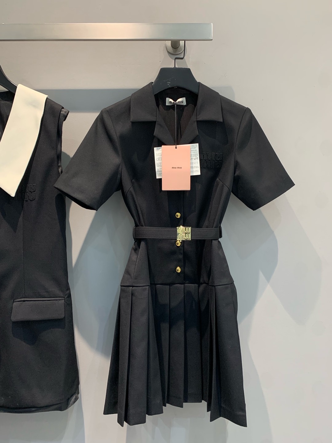 NO:295410,New models are shipped. Original development Miumi*2025 early spring new belted wool dress. It is made of high-quality wool material, soft and comfortable, and has excellent warmth. The simple and elegant design shows the elegant temperament of women. The short-sleeved design just right shows the lines of the arms, adding a touch of playfulness and agility. Whether paired with high heels or flat shoes, it can easily create different styles, allowing you to become the focus on any occasion. Wear it and become the queen of the fashion industry!  36 38 40, miumiu, flats, high heels, skirts, T-shirt, alexander wang19860909新款出货啦 原版开发 Miumi*2025早春新款腰带羊毛连衣裙.采用高品质的羊毛材质,柔软舒适,保暖性极佳.简约而优雅的设计,尽显女性的优雅气质.短袖的设计,恰到好处地展现出手臂的线条,增添了一份俏皮与灵动.无论是搭配高跟鞋还是平底鞋,它都能轻松打造出不同的风格,让你在任何场合都成为焦点.穿上它,成为时尚界的女王！码数36 38 40,,miumiu,flats,high heels,skirts,T-shirt,alexander wang,Women's clothing