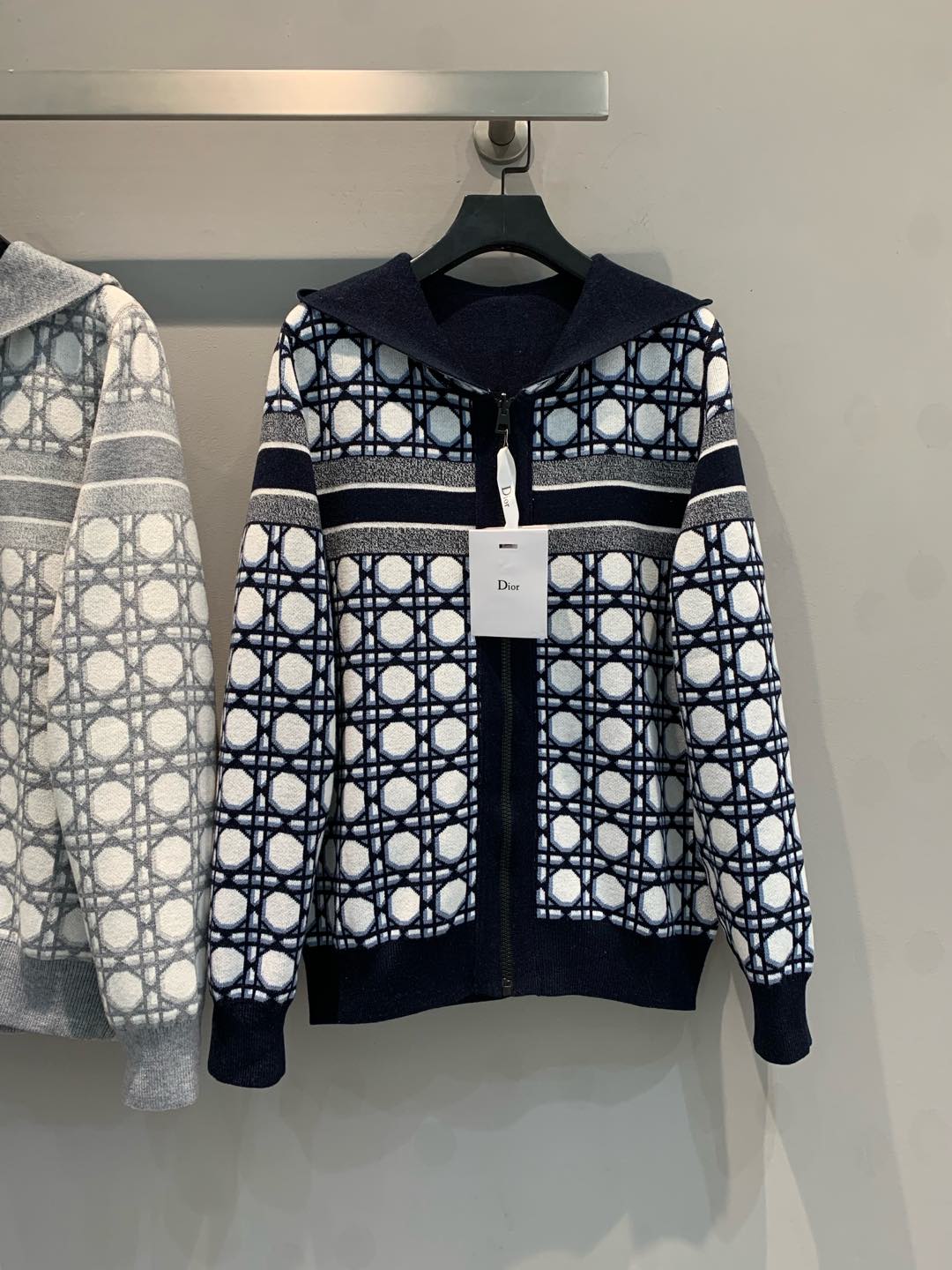 NO:295406,New models are shipped!  Original development CD2025 early spring new Alpine skiing series double-sided cashmere cardigan, one with a classic Oblique print, the other with presbyopia, you can wear it on both sides!  Decorated with the same color 