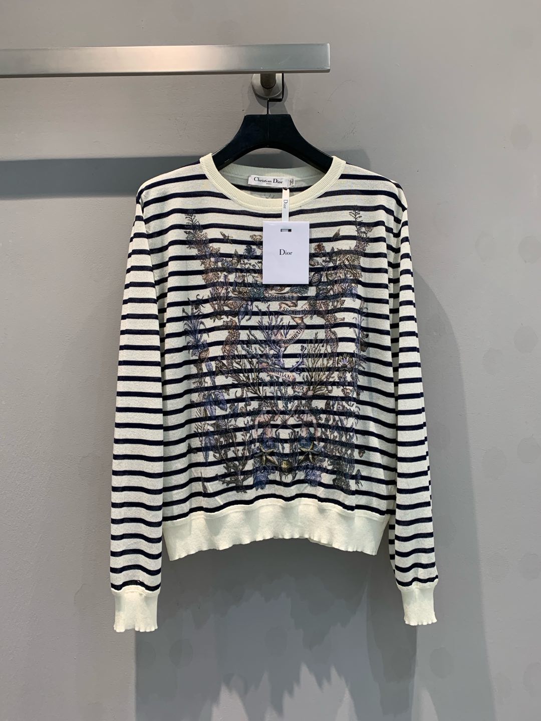 NO:295402,New model is shipped. Original development. CD2025 early spring new floral striped knitted top. Linen silk cashmere mixed yarn, lightweight, soft, hazy, slightly transparent, cool and breathable. The loose style gives the right feeling of slack. It looks good and slim, creating an ideal and relaxing dress. 36 38 40,,real silk,alexander wang19860909新款出货啦 原版开发 CD2025早春新款花卉条纹针织上衣 亚麻真丝山羊绒混合纱,轻质地 柔软,朦胧微透、凉爽透气 版型宽松给与恰到好处的松弛感 好看又显瘦,打造理想的轻松穿着 .码数36 38 40,,real silk,alexander wang,Women's clothing