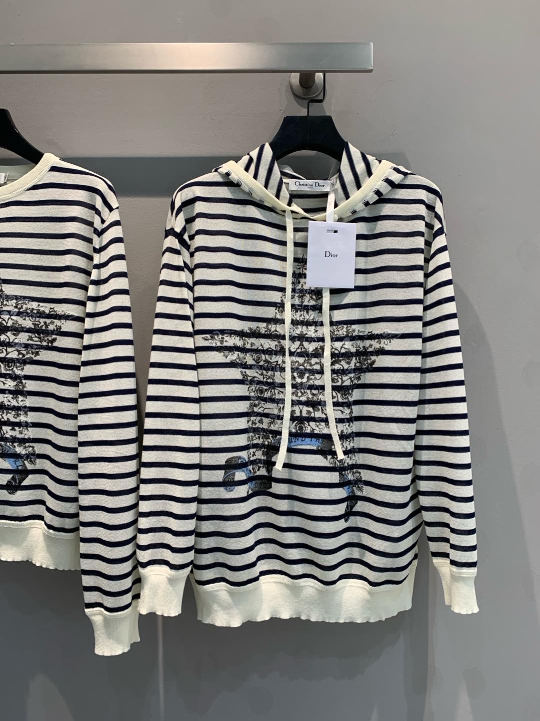 NO:295400,New model is shipped. Original development. CD2025 early spring new five-pointed star striped knitted hooded top. Linen silk cashmere mixed yarn, lightweight, soft, hazy, slightly transparent, cool and breathable. The loose style gives the right feeling of slack. It looks good and slim, creating an ideal and relaxing dress. 36 38 40, real silk,hats,alexander wang19860909新款出货啦 原版开发 CD2025早春新款五角星条纹针织连帽上衣 亚麻真丝山羊绒混合纱,轻质地 柔软,朦胧微透、凉爽透气 版型宽松给与恰到好处的松弛感 好看又显瘦,打造理想的轻松穿着 .码数36 38 40,,real silk,hats,alexander wang,Women's clothing