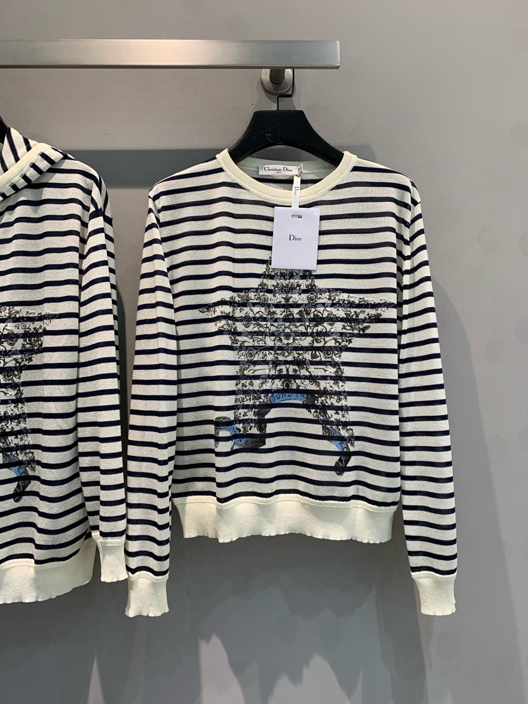 NO:295398,New model is shipped. Original development. CD2025 early spring new five-pointed star striped knitted top. Linen silk cashmere mixed yarn, lightweight, soft, hazy, slightly transparent, cool and breathable. The loose style gives the right feeling of slack. Good looking and slimming, creating an ideal and relaxing dress. 36 38 40,,real silk,alexander wang19860909新款出货啦 原版开发 CD2025早春新款五角星条纹针织上衣 亚麻真丝山羊绒混合纱,轻质地 柔软,朦胧微透、凉爽透气 版型宽松给与恰到好处的松弛感 好看又显瘦,打造理想的轻松穿着 .码数36 38 40,,real silk,alexander wang,Women's clothing